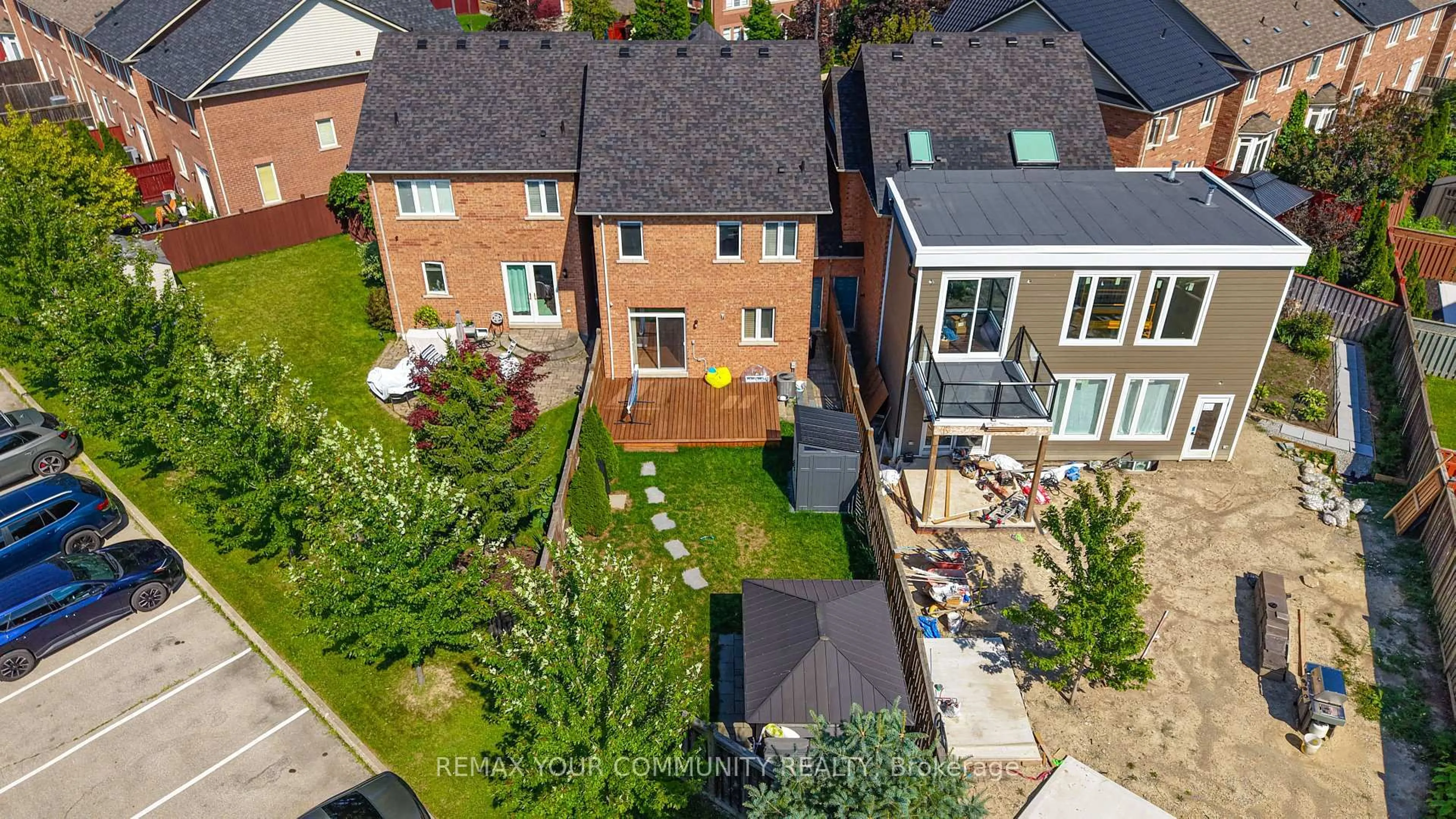 A pic from outside/outdoor area/front of a property/back of a property/a pic from drone, street for 5578 Waterwind Cres, Mississauga Ontario L5M 0G2