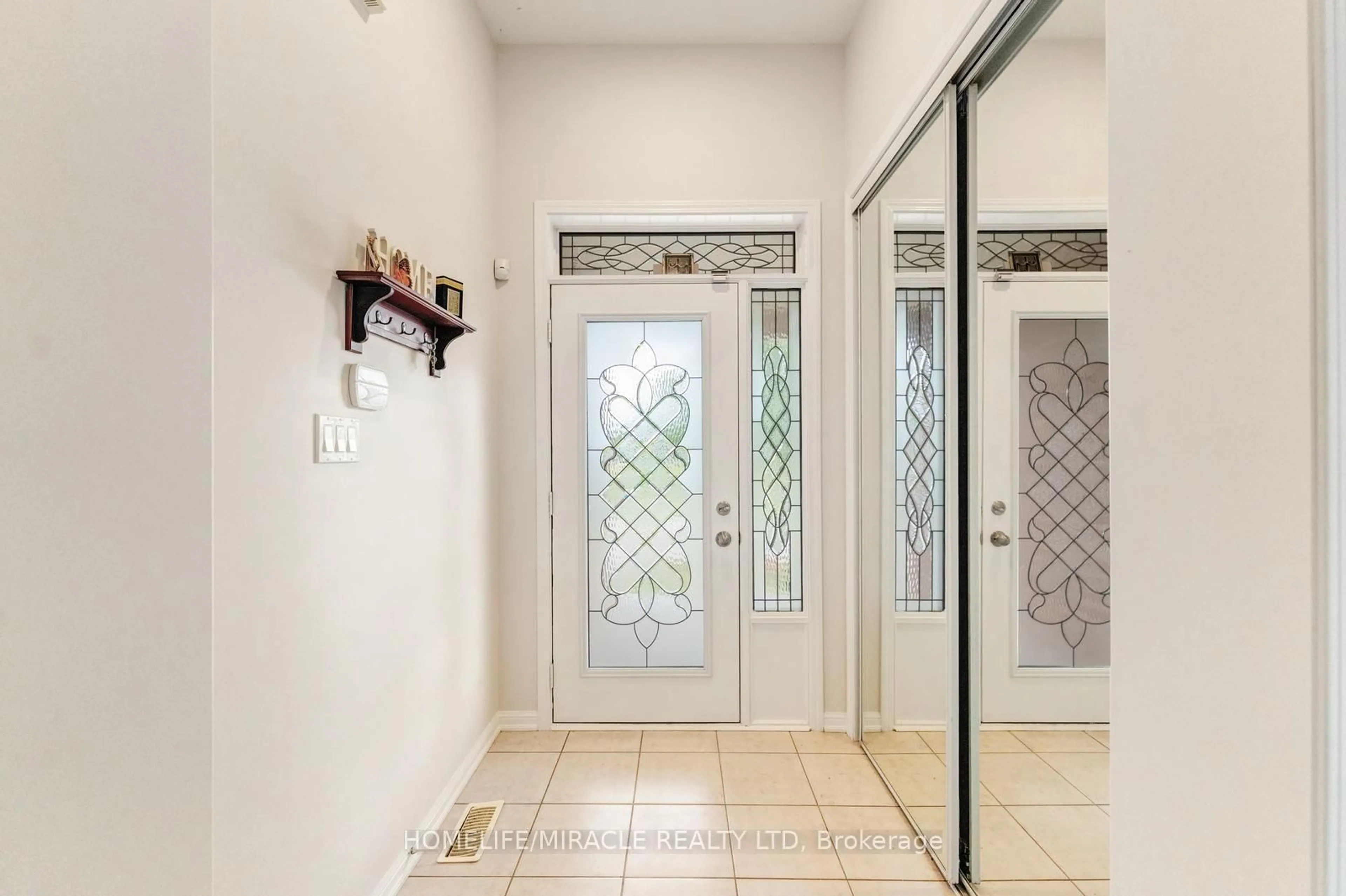 Indoor entryway for 16 Hasker Rd, Brampton Ontario L7A 0Y5