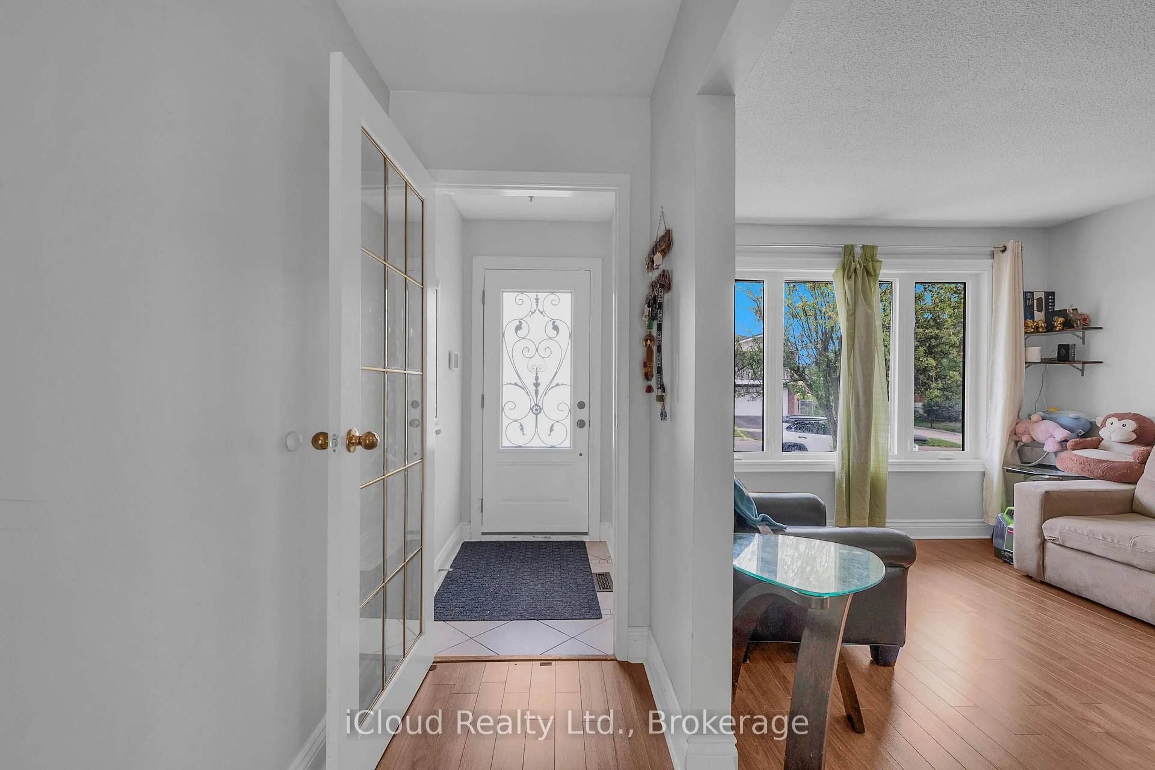Indoor entryway for 83 Fairglen Ave, Brampton Ontario L6X 1K7