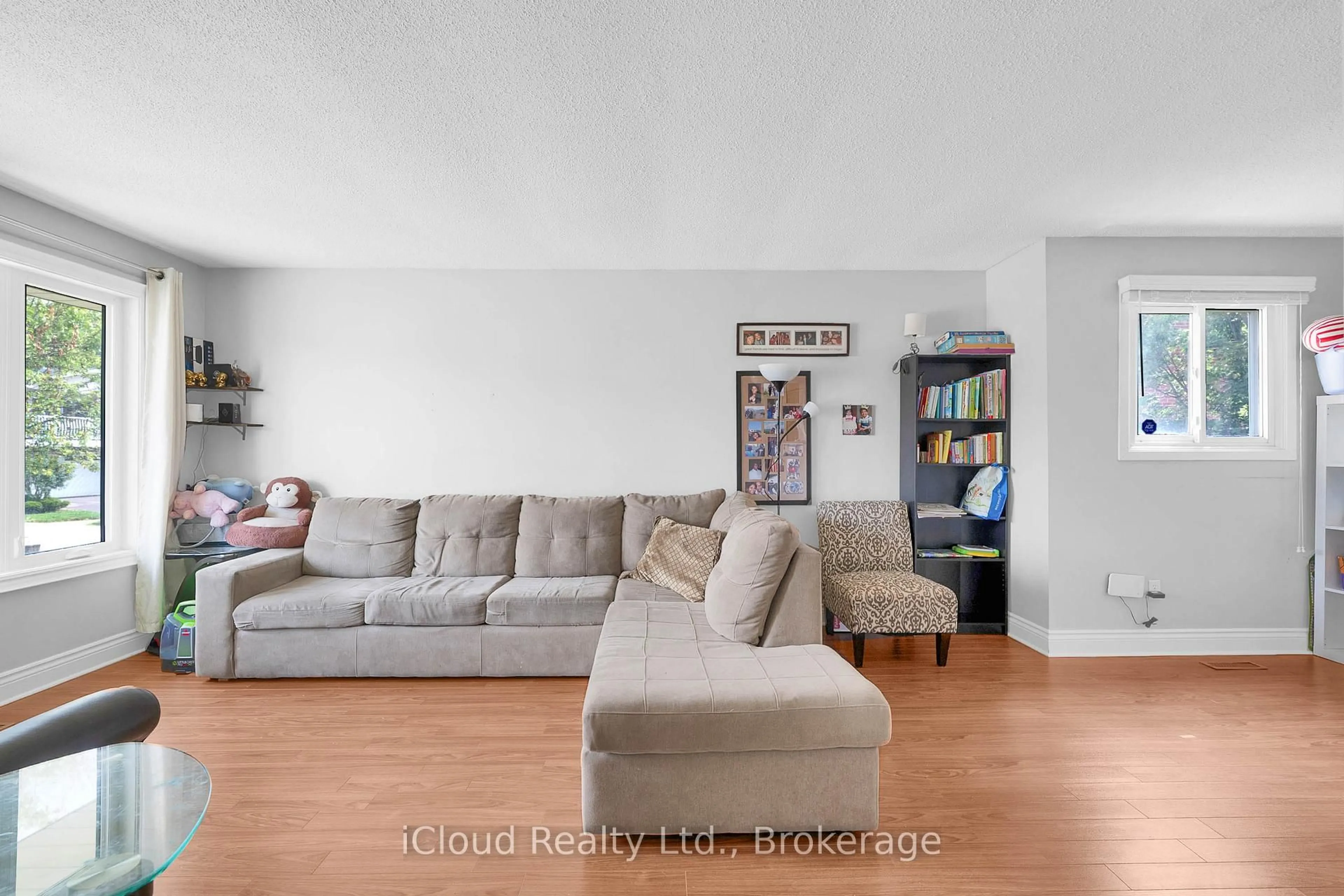 Living room with furniture, unknown for 83 Fairglen Ave, Brampton Ontario L6X 1K7