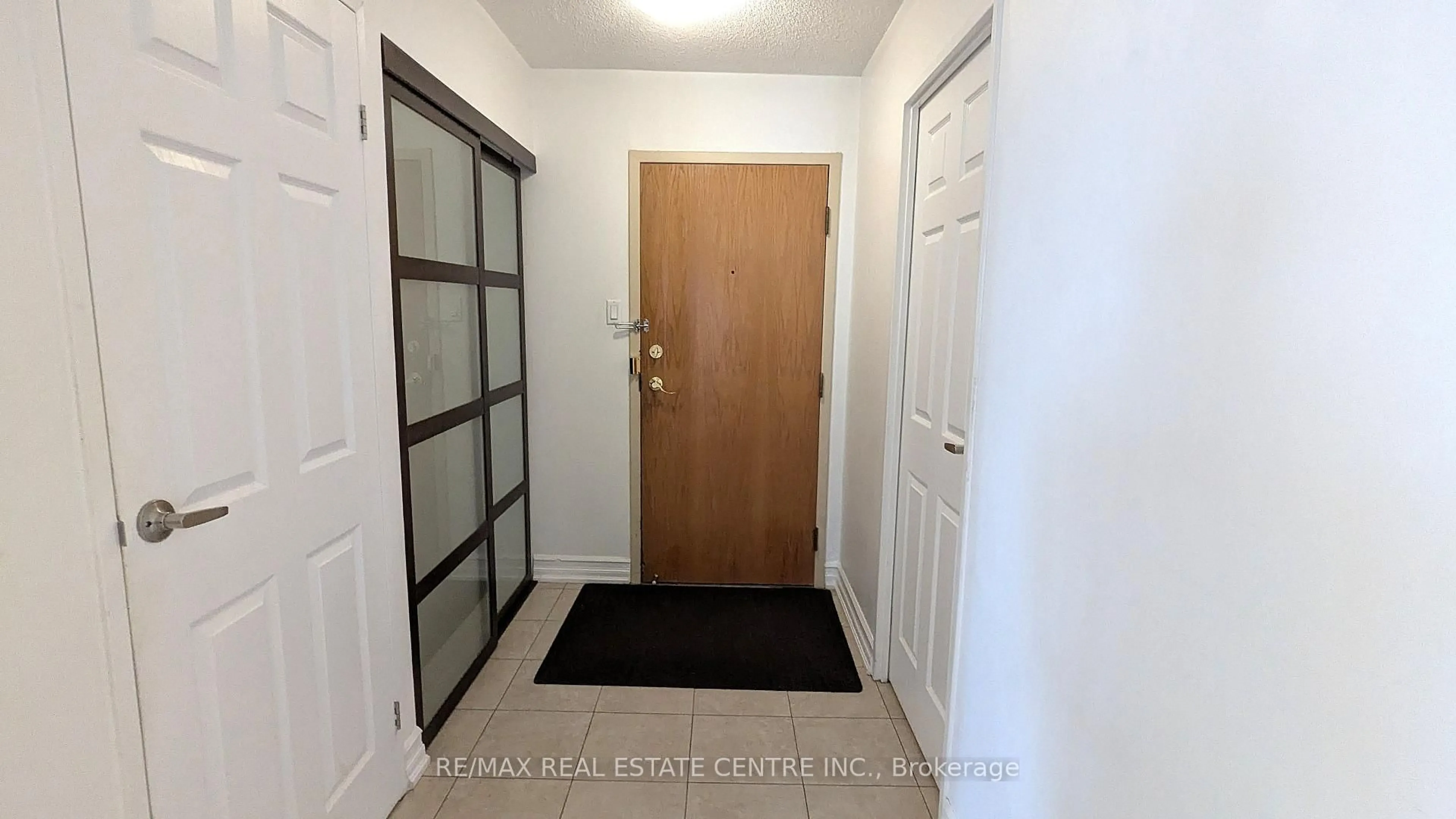 Indoor entryway for 300 Webb Dr #1515, Mississauga Ontario L5B 3W3