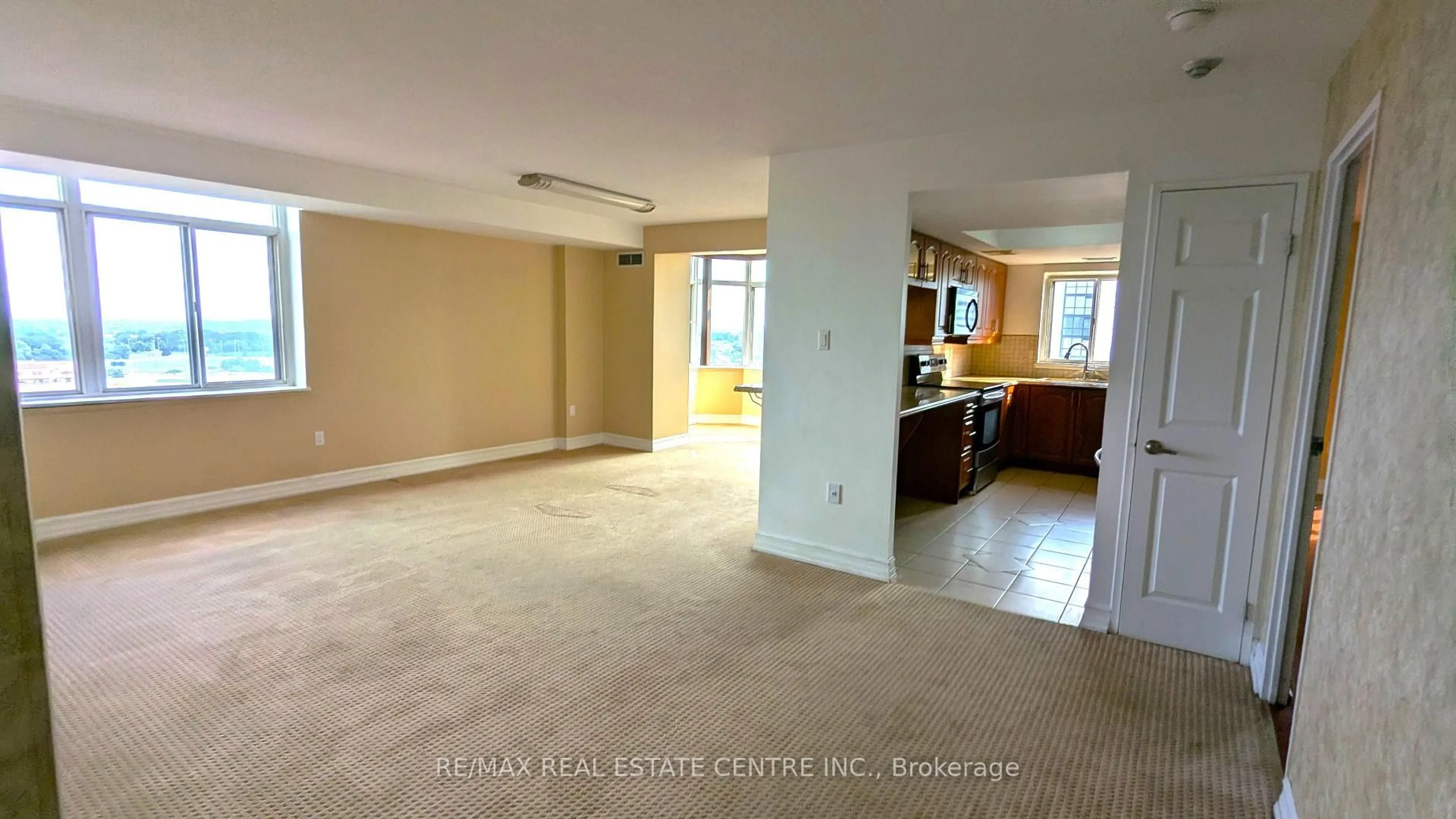 Open concept kitchen, ceramic/tile floor for 300 Webb Dr #1515, Mississauga Ontario L5B 3W3