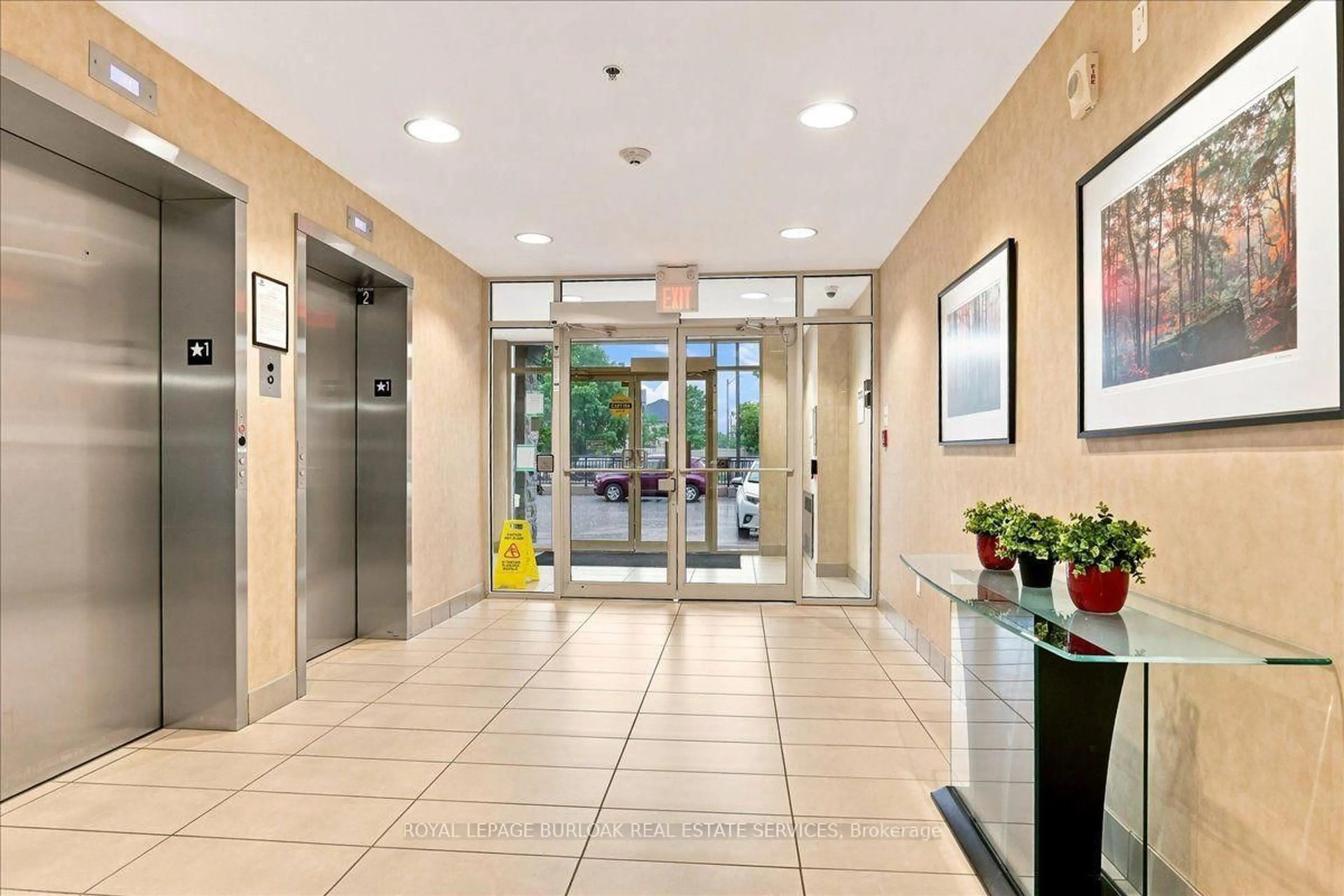 Indoor foyer for 5317 Upper Middle Rd #118, Burlington Ontario L7L 0G8