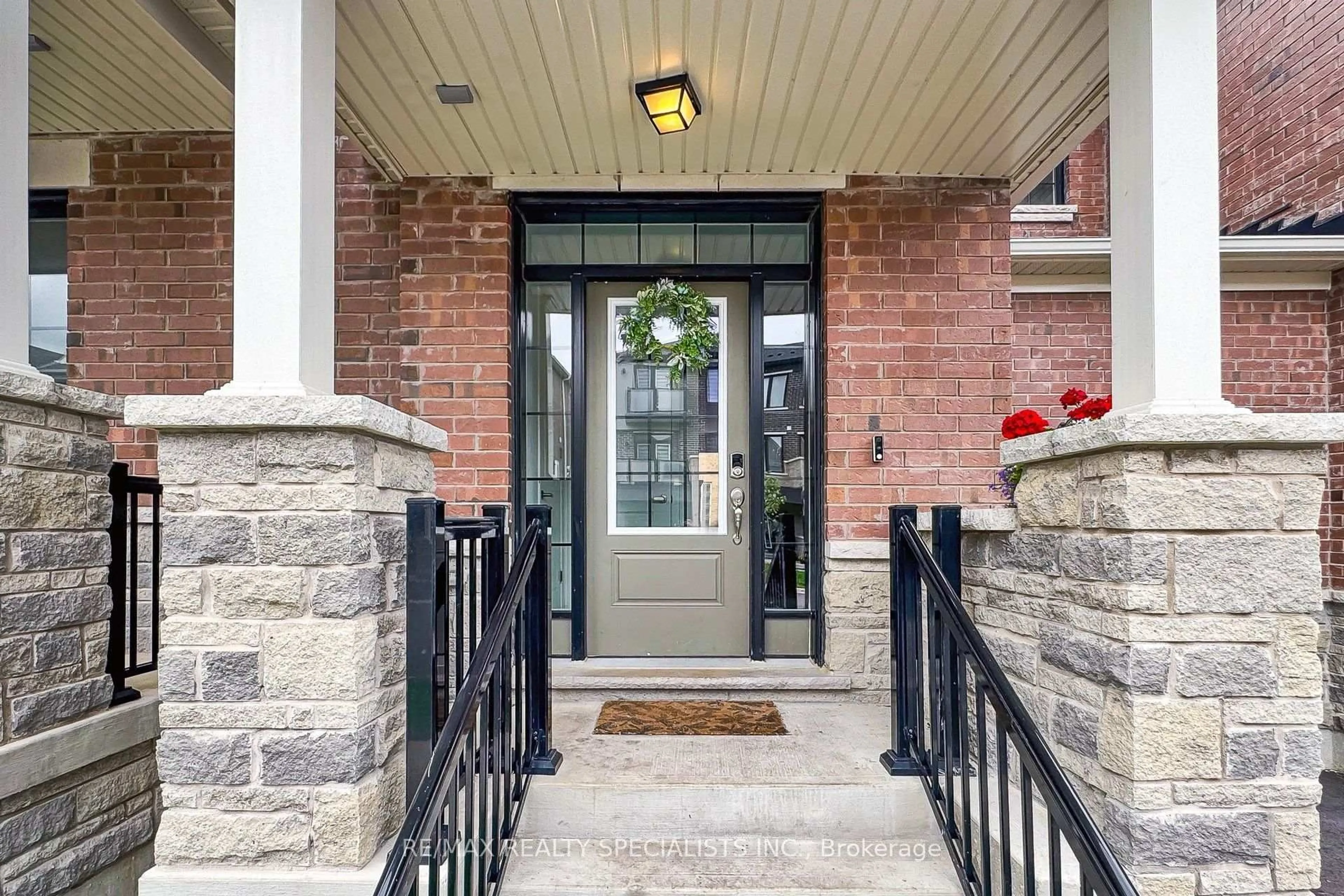 Indoor entryway for 42 Keppel Circ, Brampton Ontario L7A 5L1
