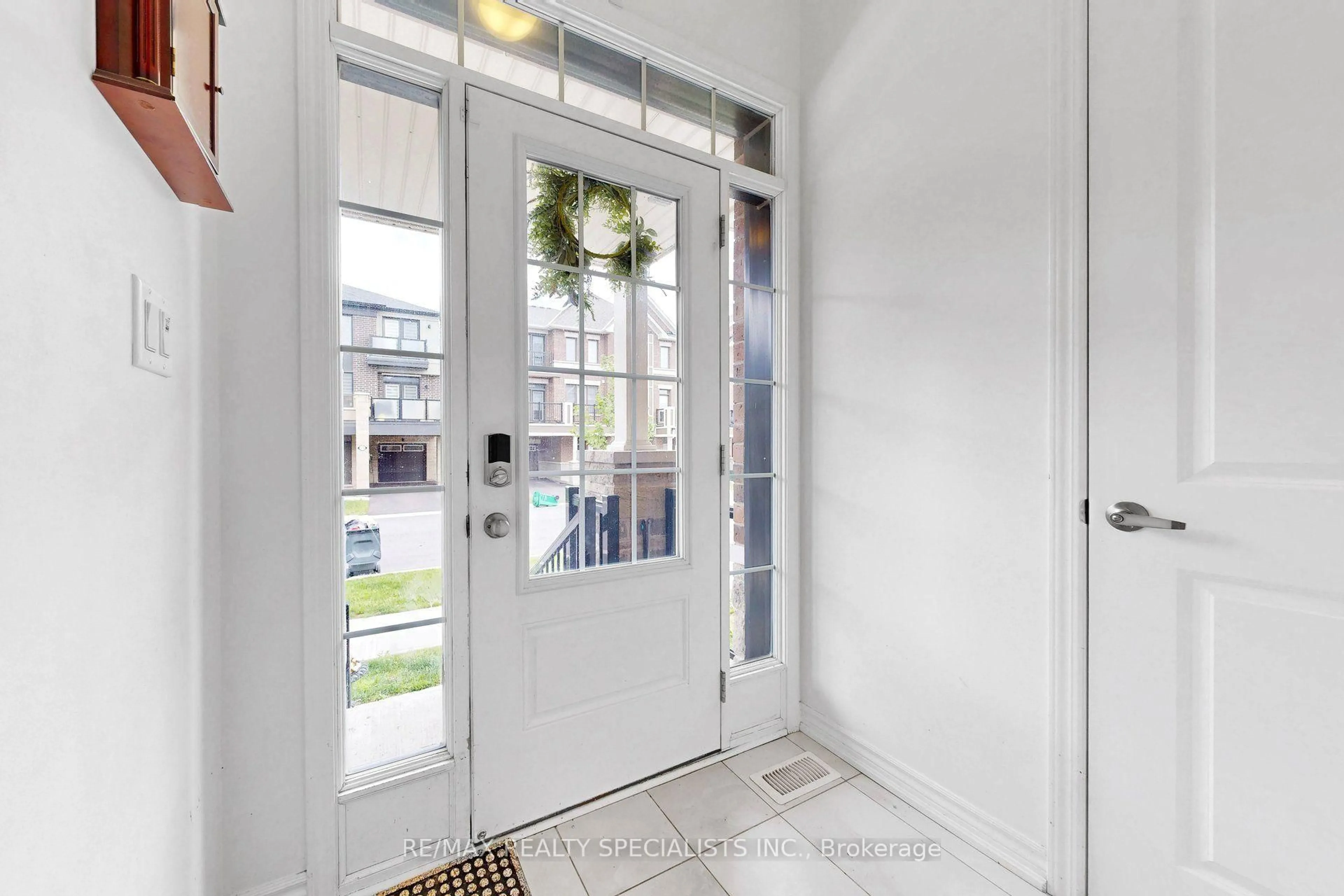 Indoor entryway for 42 Keppel Circ, Brampton Ontario L7A 5L1