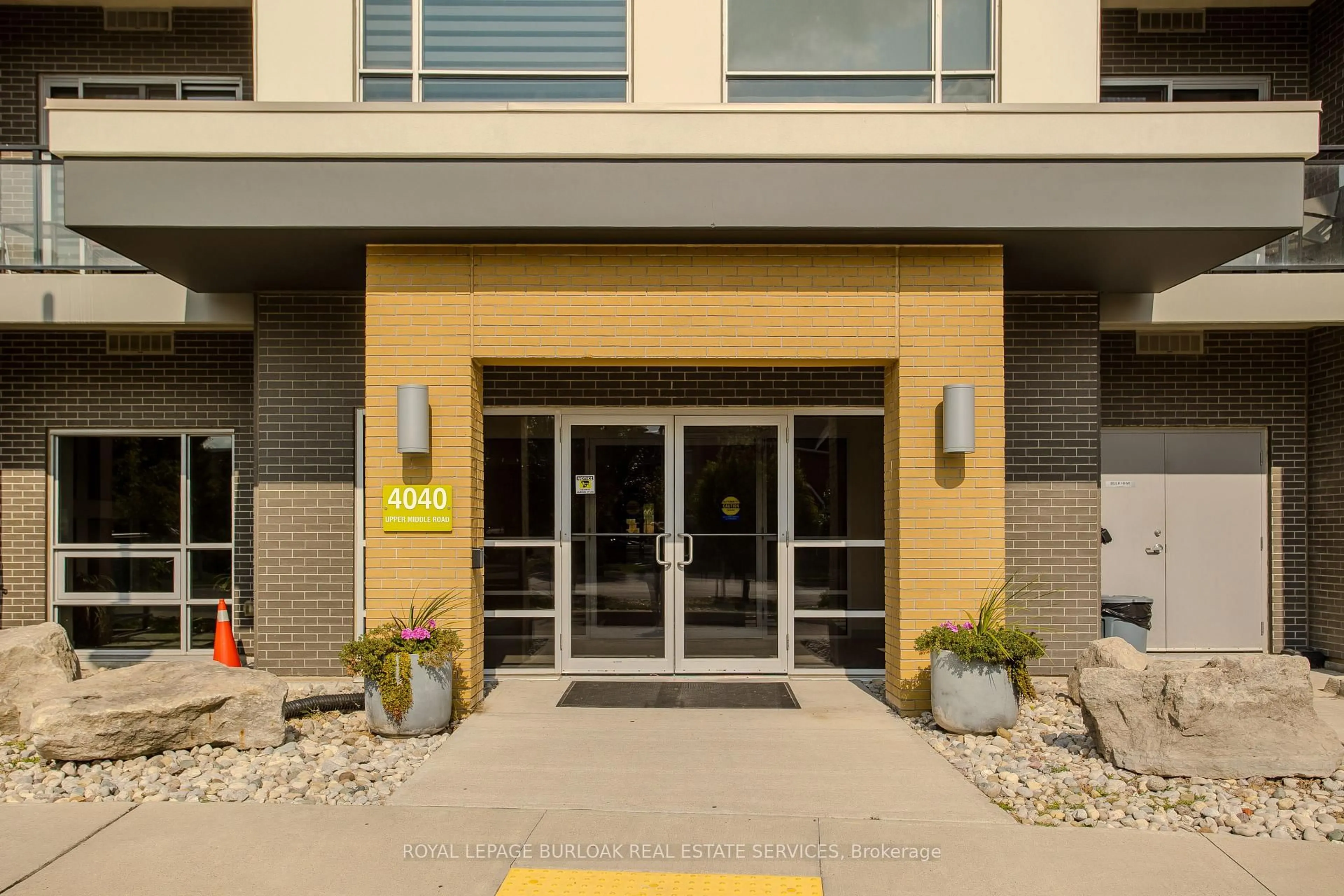 Indoor foyer for 4040 Upper Middle Rd #315, Burlington Ontario L7M 0H2
