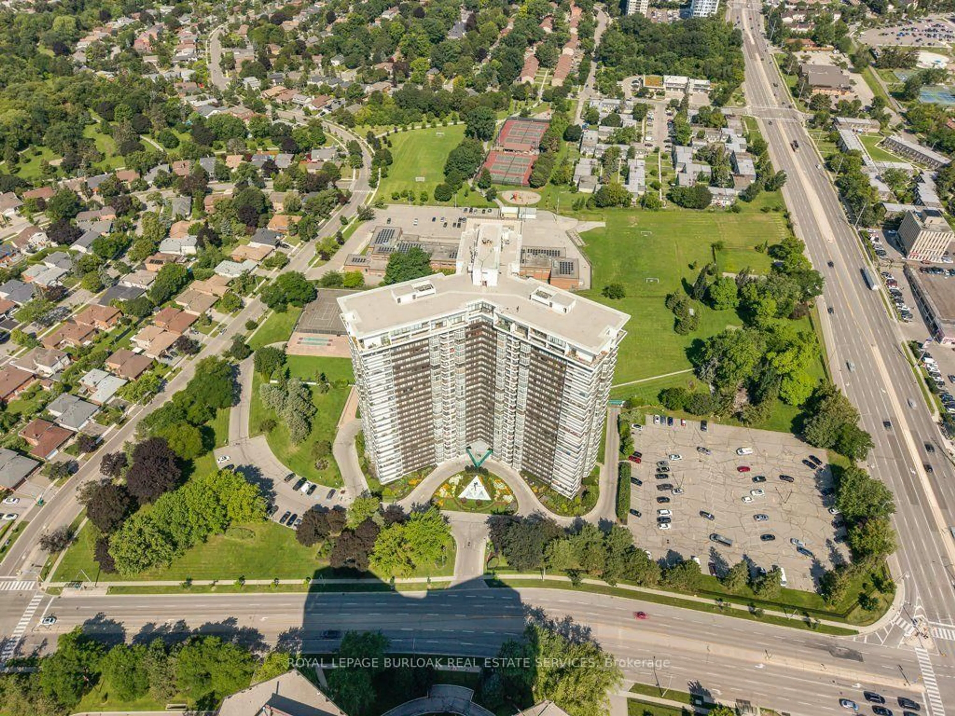 A pic from outside/outdoor area/front of a property/back of a property/a pic from drone, unknown for 1333 Bloor St #718, Mississauga Ontario L4Y 3T6
