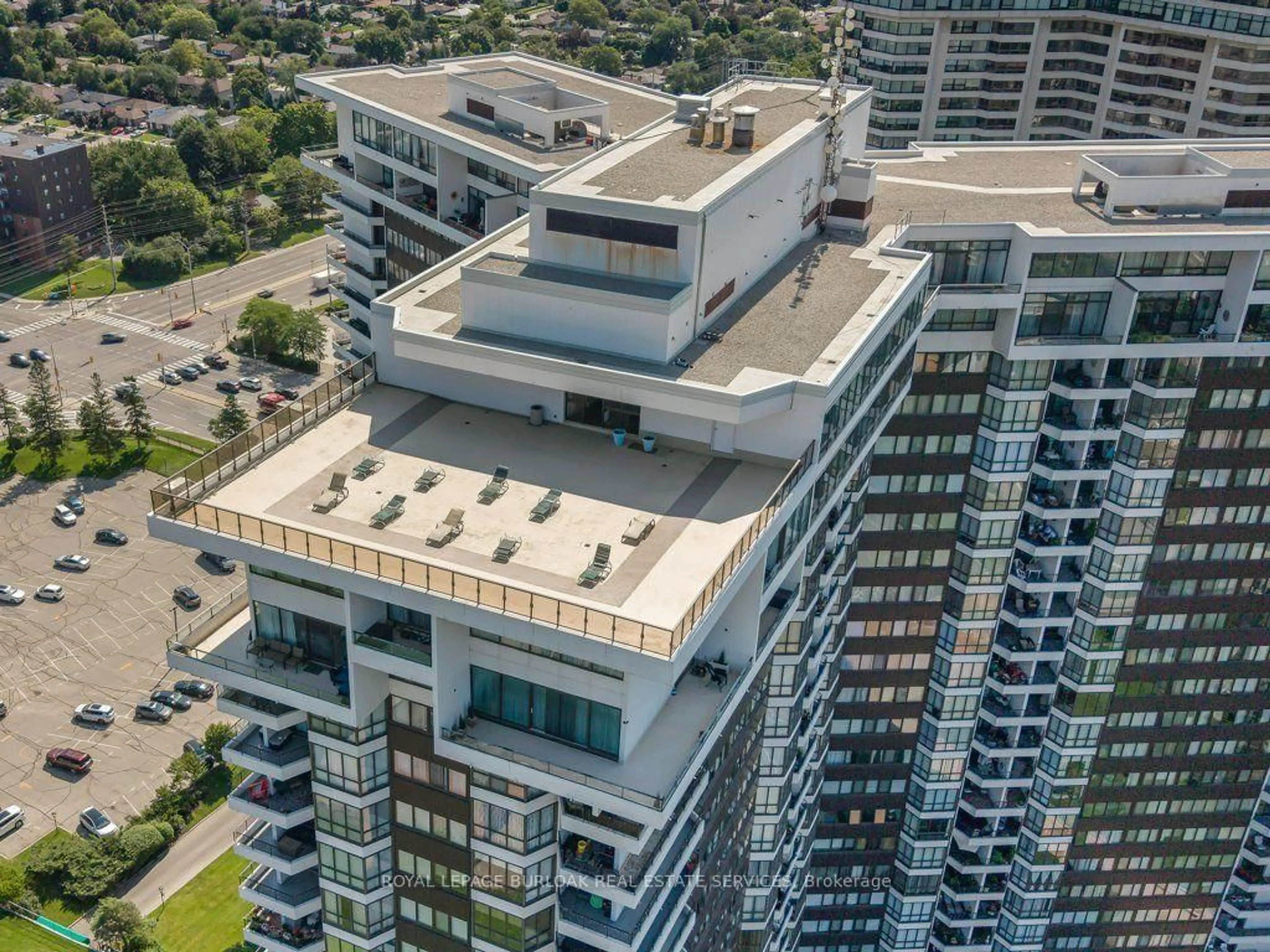 A pic from outside/outdoor area/front of a property/back of a property/a pic from drone, city buildings view from balcony for 1333 Bloor St #718, Mississauga Ontario L4Y 3T6