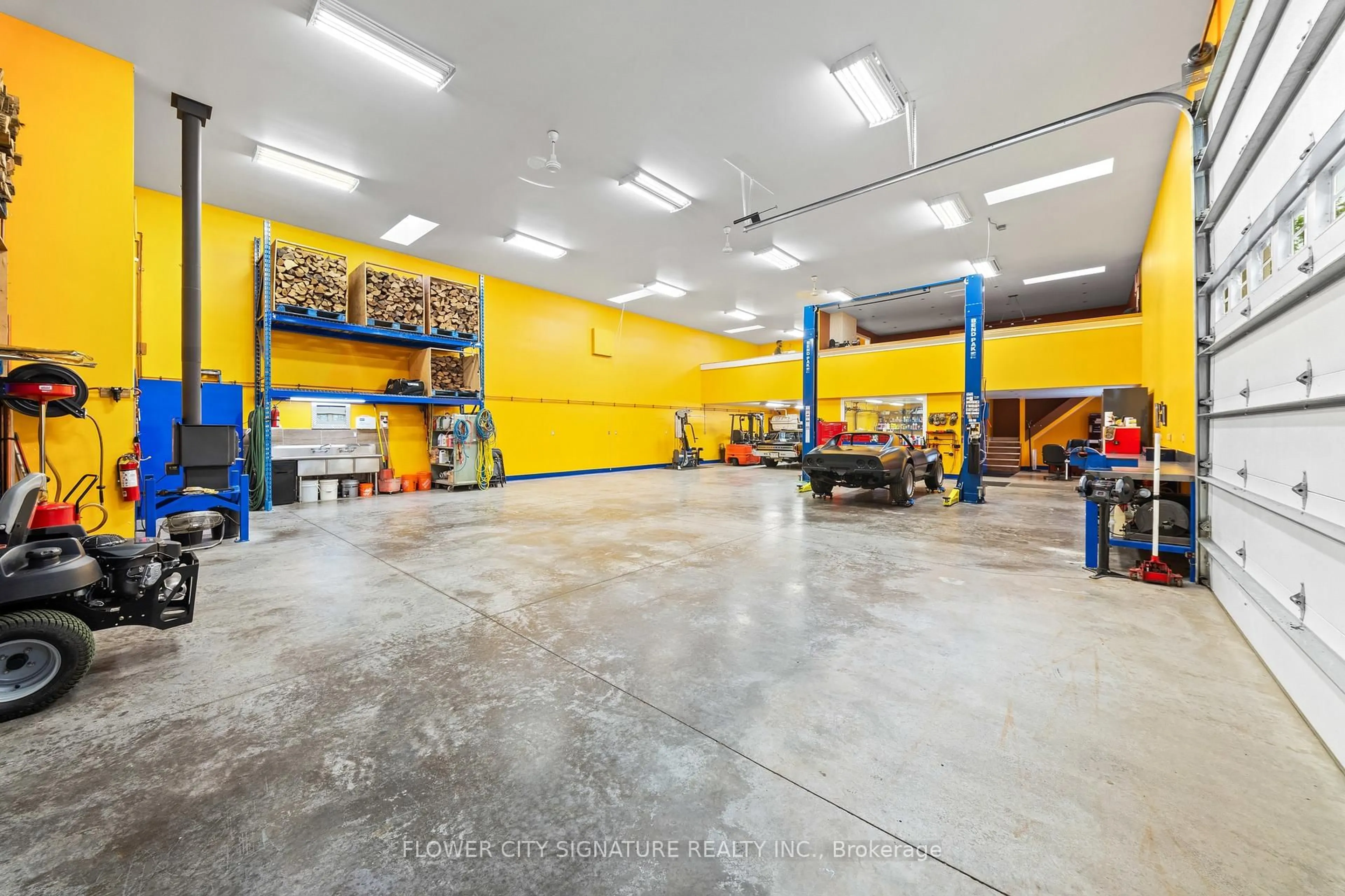 Indoor garage for 9178 Sixth Line, Halton Hills Ontario L7G 4S6