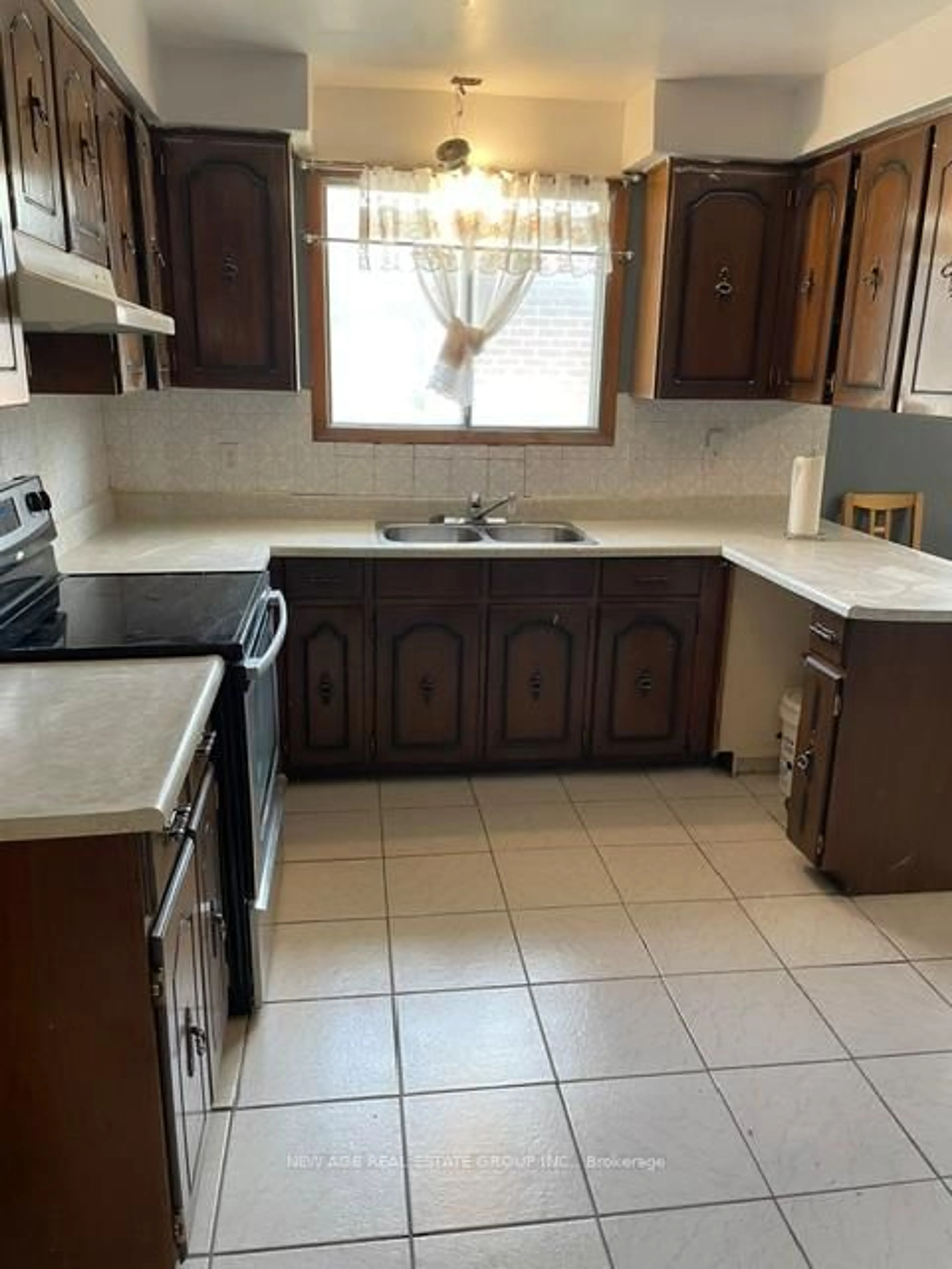 Standard kitchen, ceramic/tile floor for 112 Anthia Dr, Toronto Ontario M9L 1K8