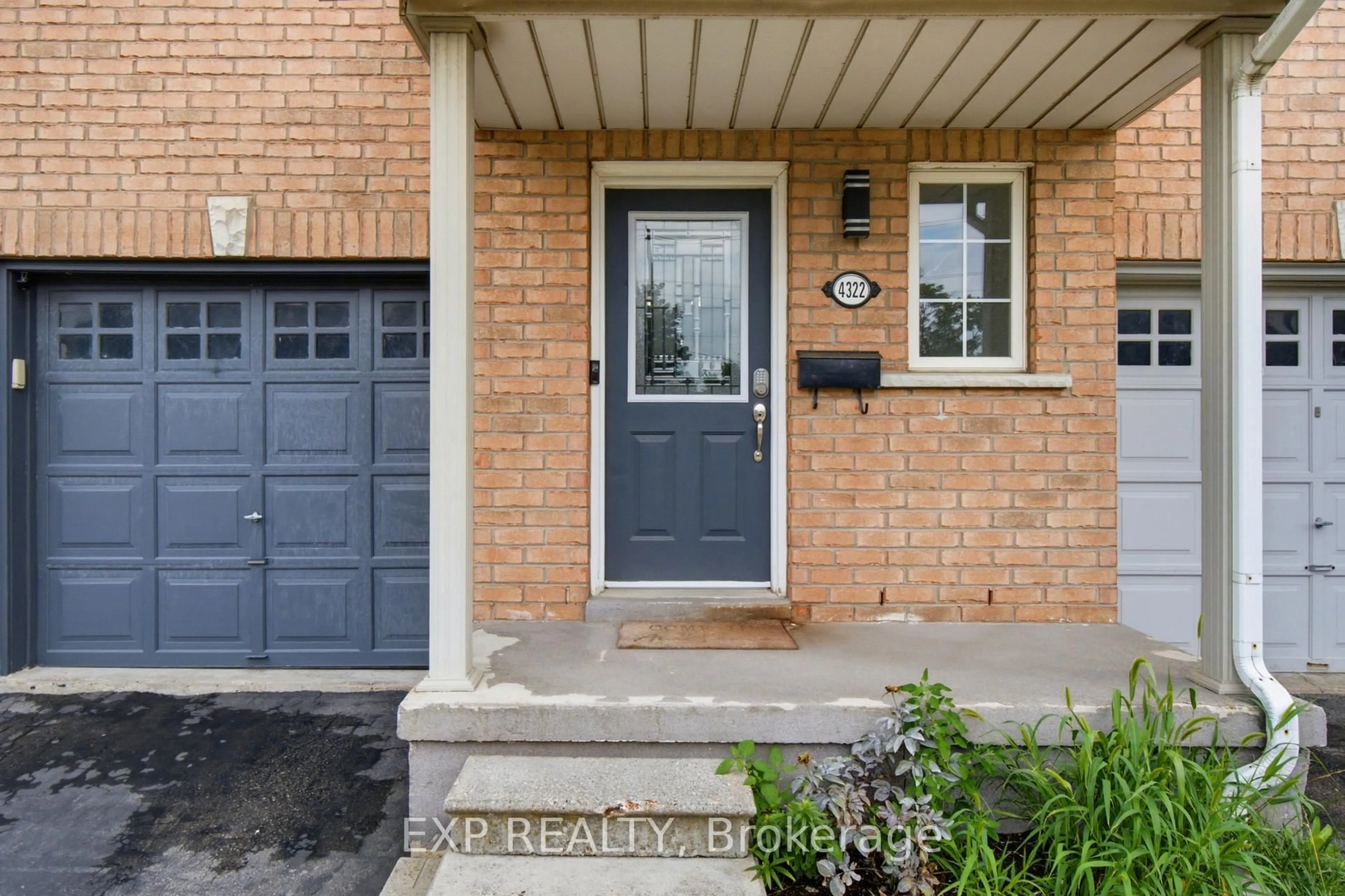 Indoor entryway for 4322 Fairview St, Burlington Ontario L7L 7A2