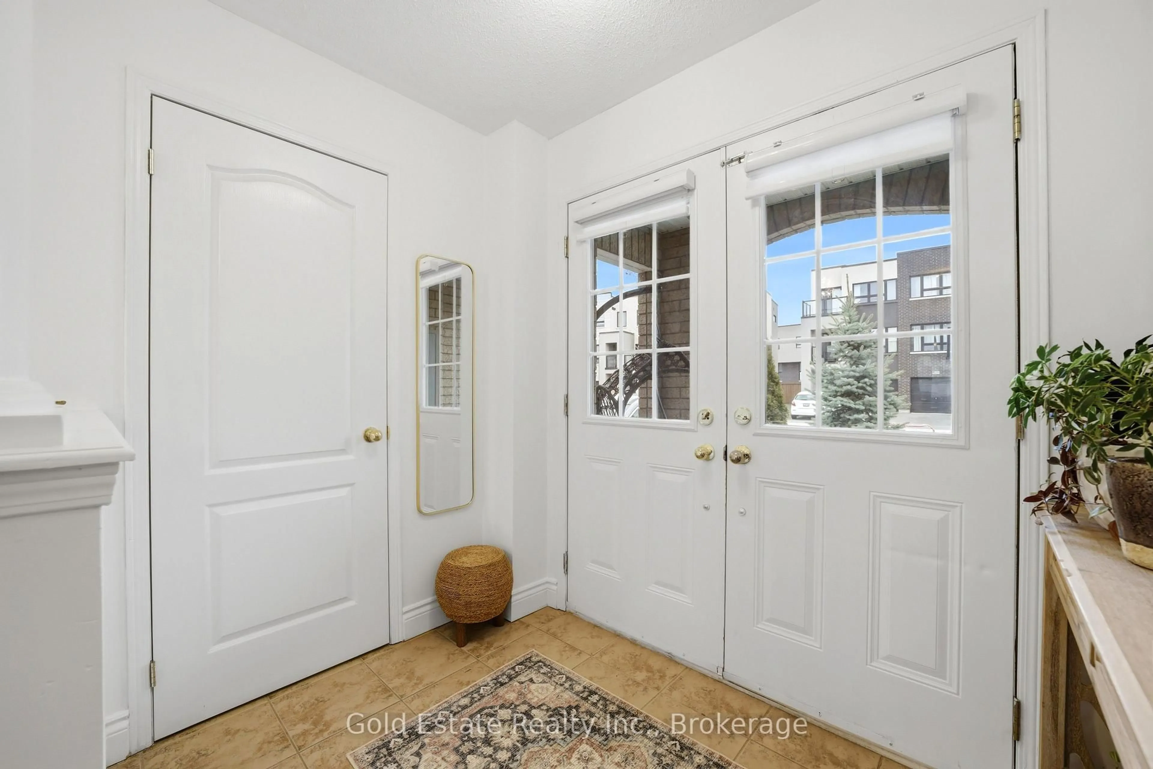 Indoor entryway for 4875 Valera Rd, Burlington Ontario L7M 0H4
