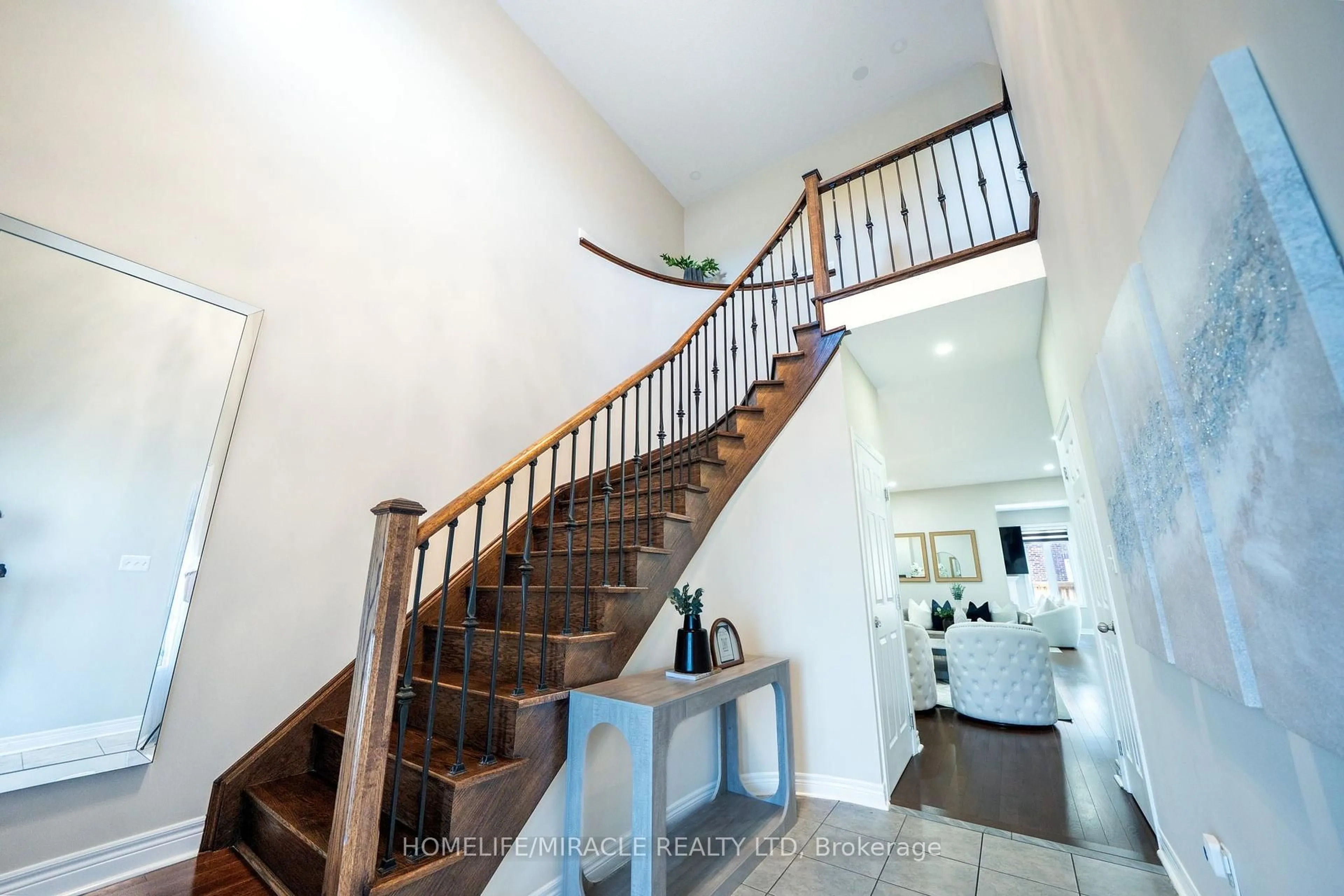Indoor foyer for 544 Bessborough Dr, Milton Ontario L9T 8V9