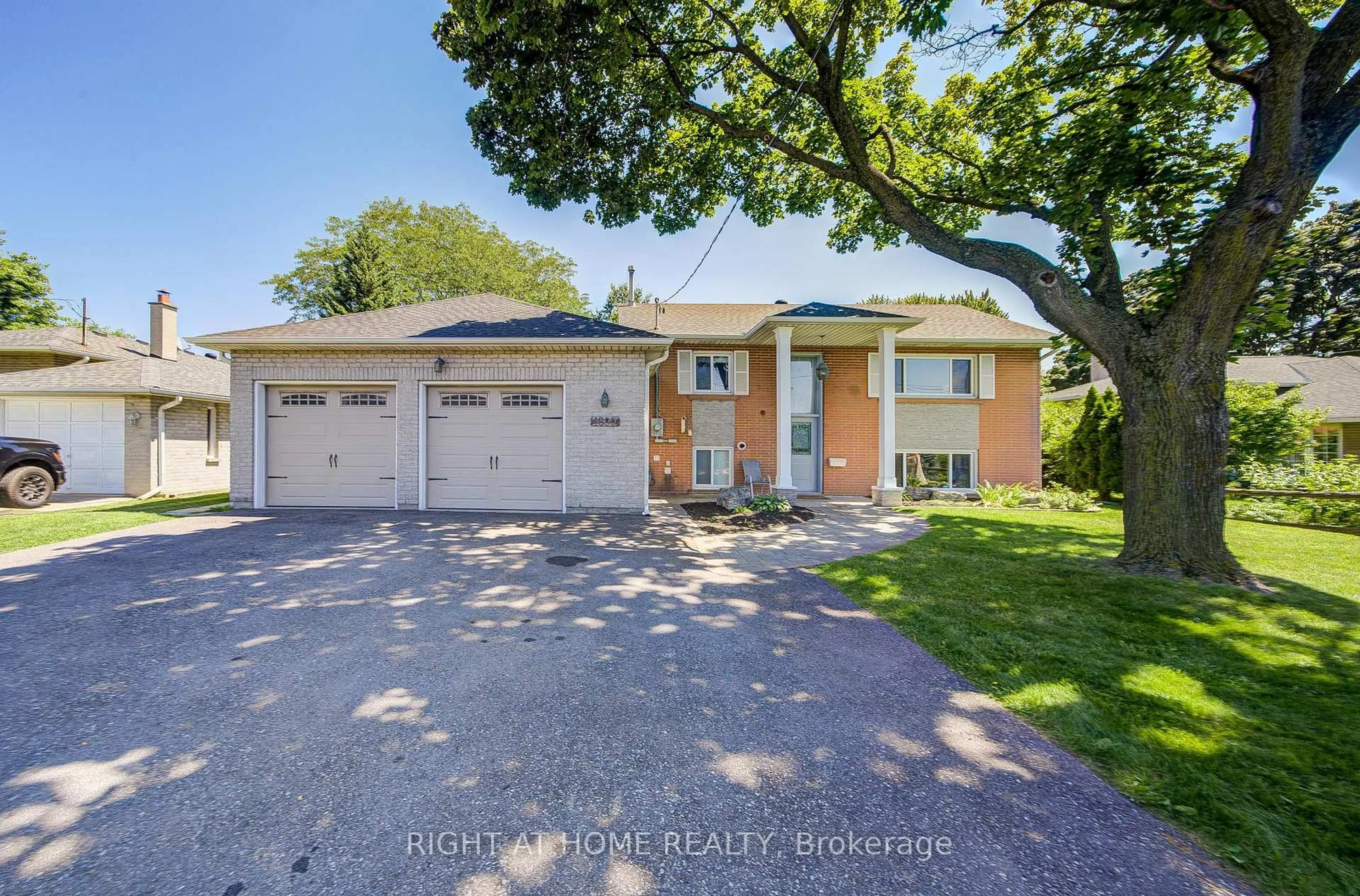 A pic from outside/outdoor area/front of a property/back of a property/a pic from drone, street for 1600 Boxwood Way, Mississauga Ontario L5E 2Y1