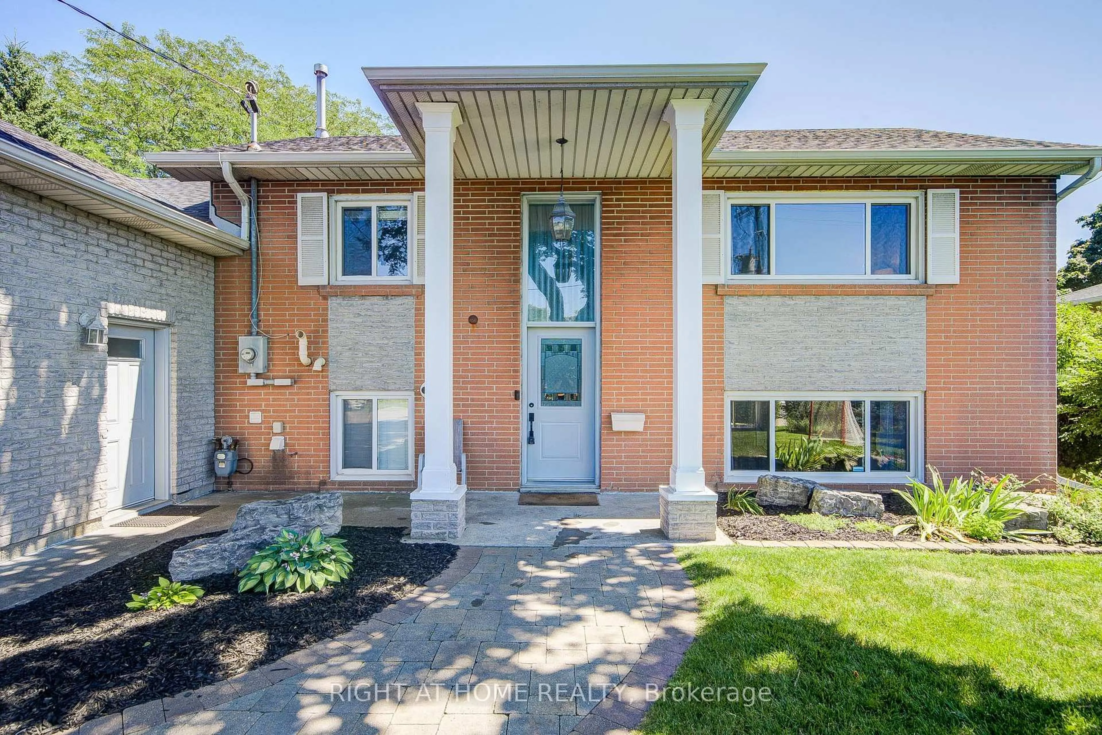 Home with brick exterior material, street for 1600 Boxwood Way, Mississauga Ontario L5E 2Y1