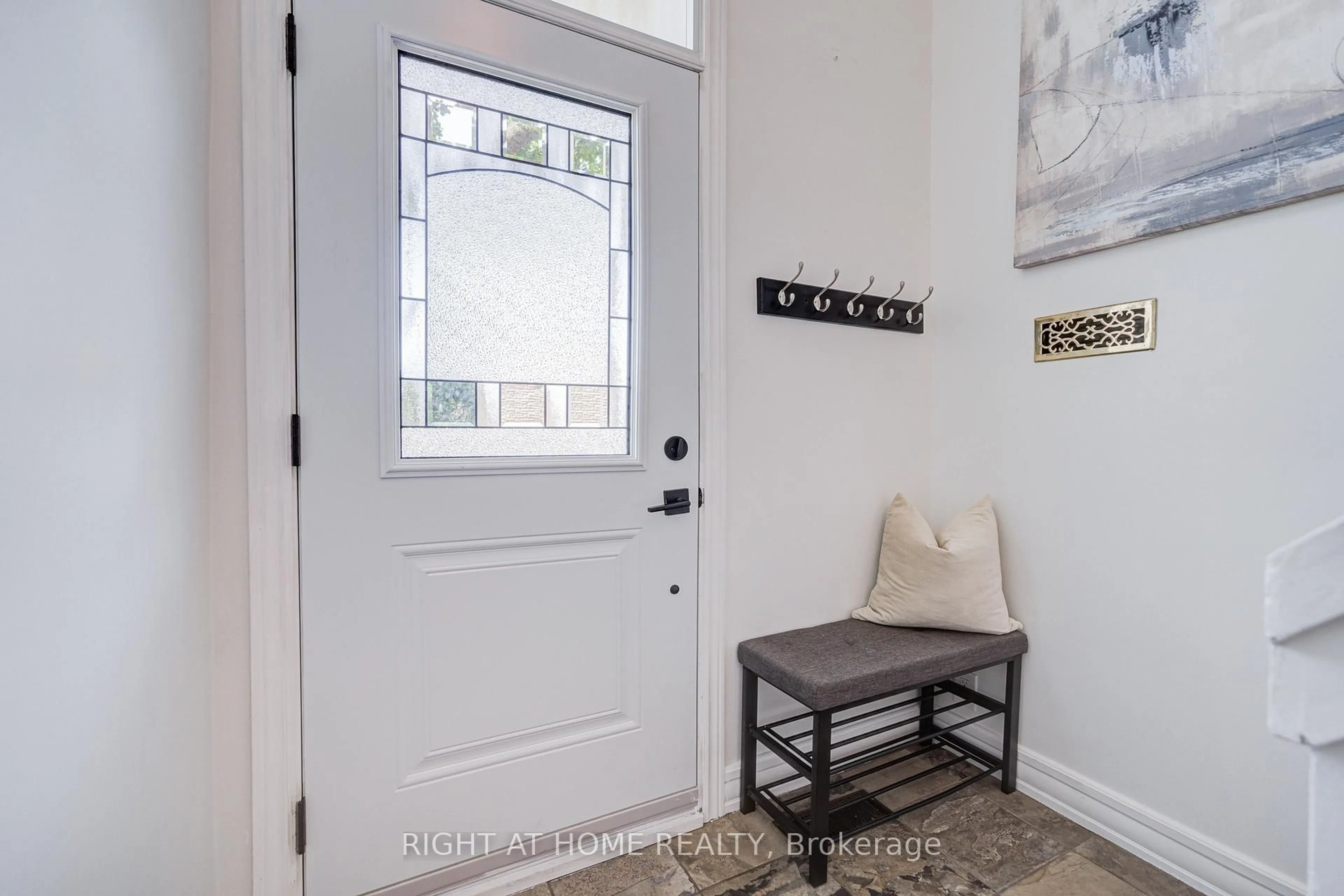 Indoor entryway for 1600 Boxwood Way, Mississauga Ontario L5E 2Y1