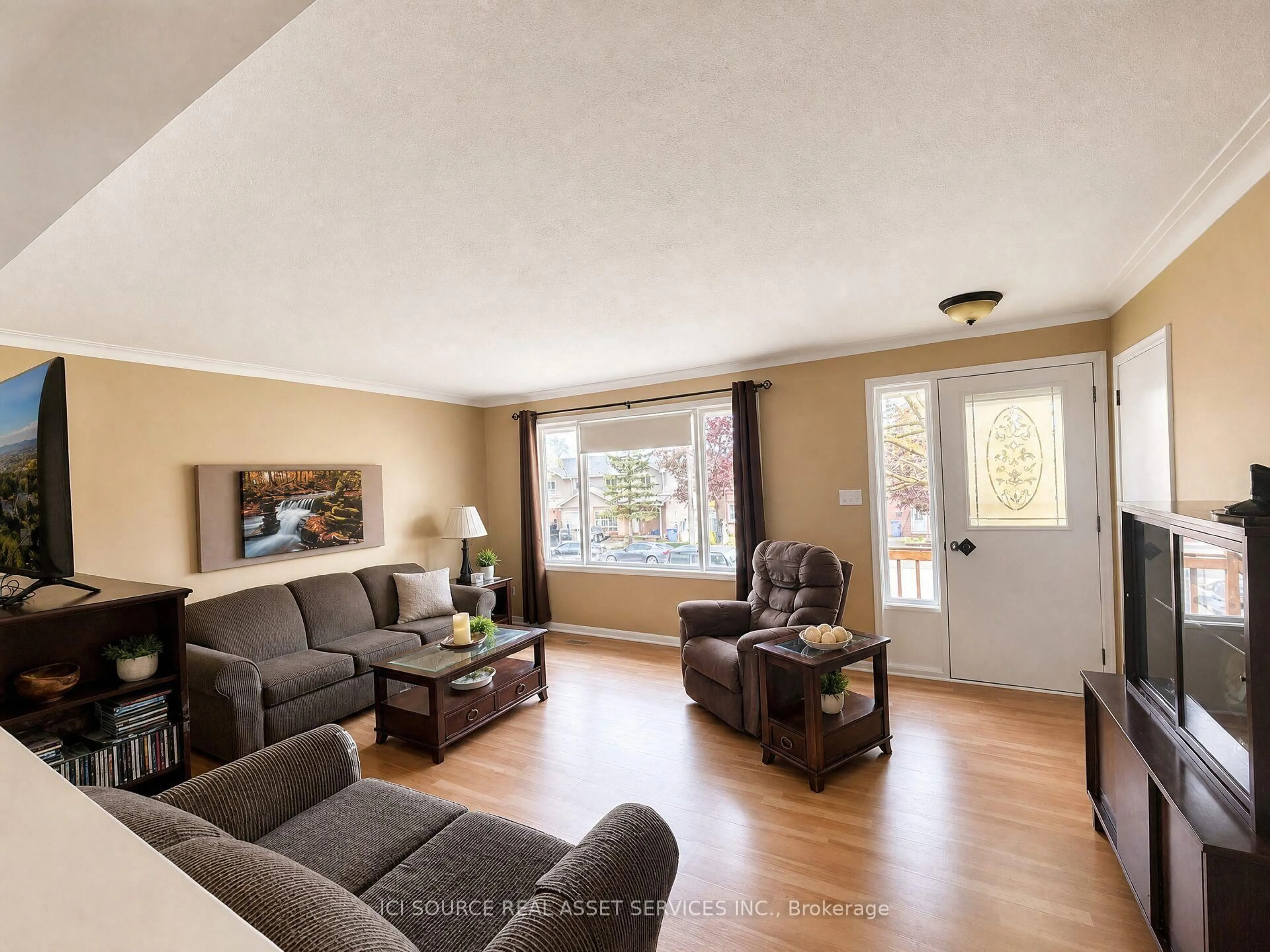 Living room with furniture, wood/laminate floor for 6 Orange St, Orangeville Ontario L9W 2K4