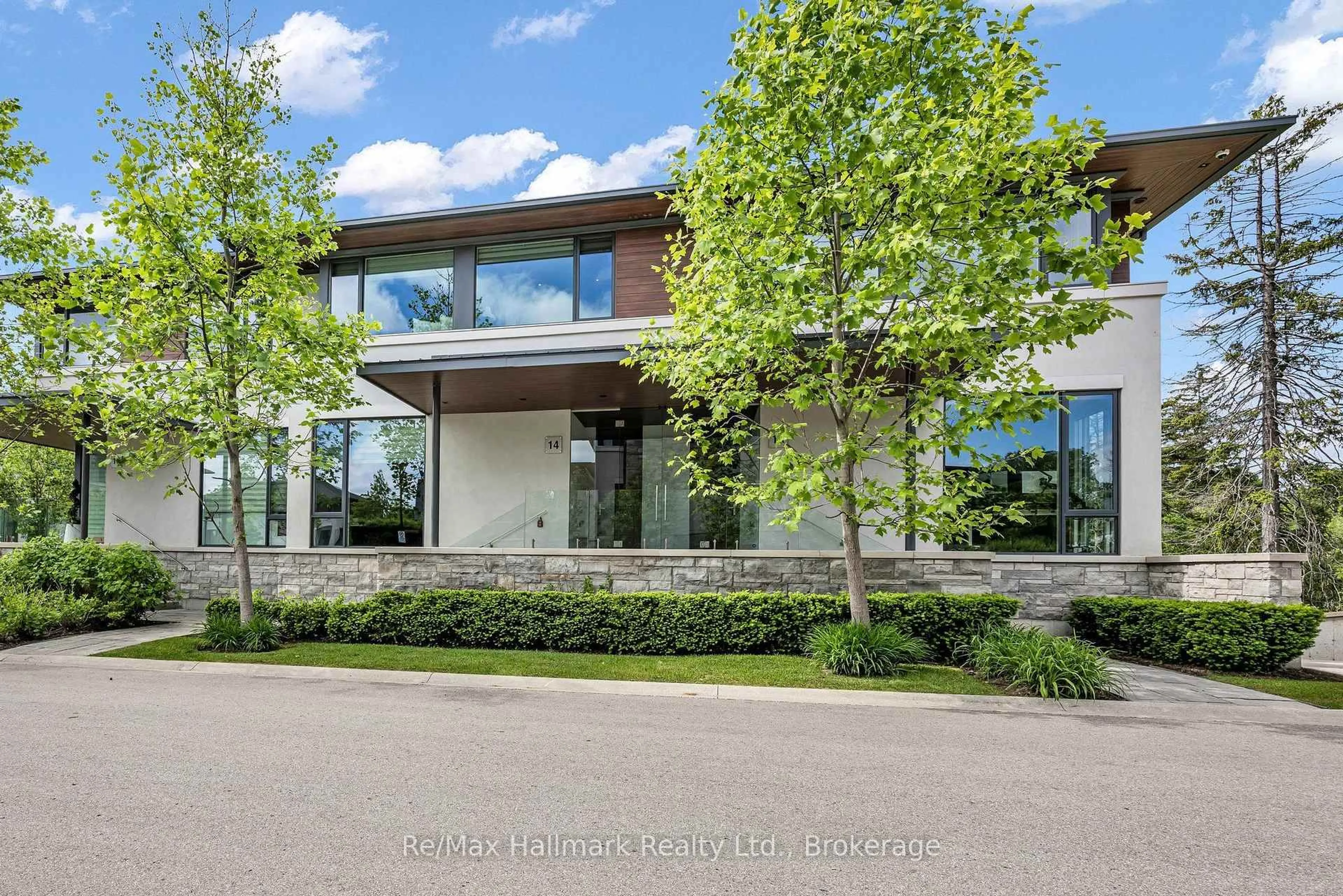 Home with brick exterior material, street for 10 MAPLE GROVE Dr #14, Oakville Ontario L6J 0E1