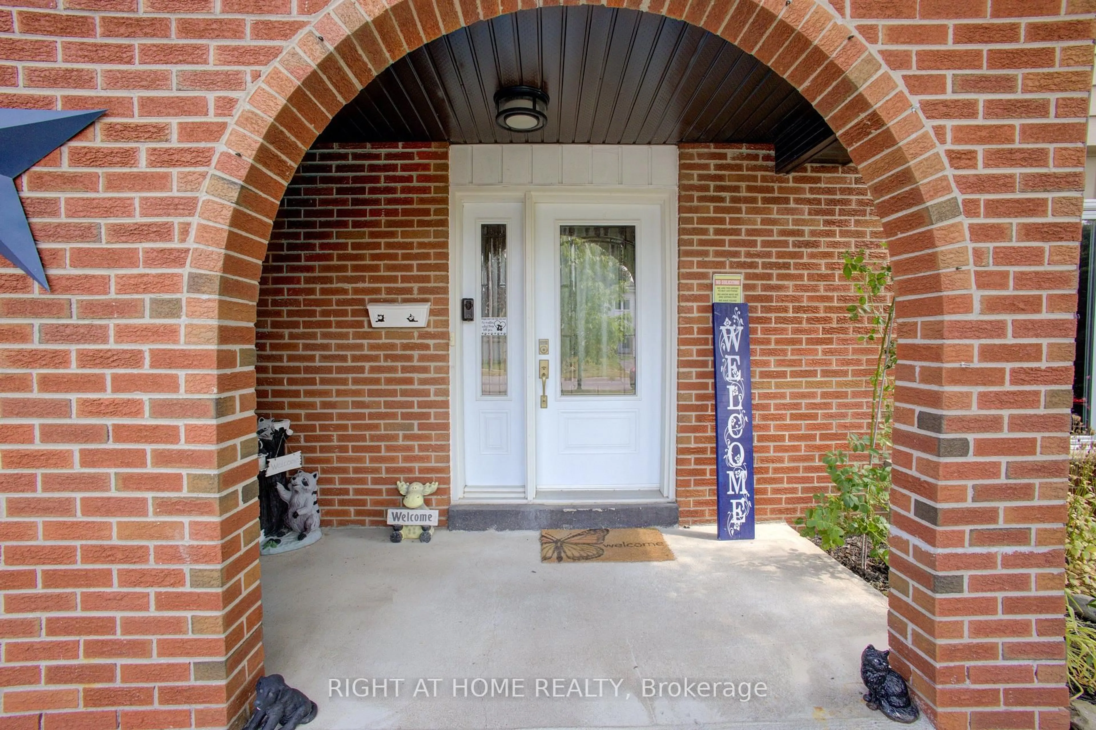 Indoor entryway for 3 Newton Dr, Orangeville Ontario L9W 3E3