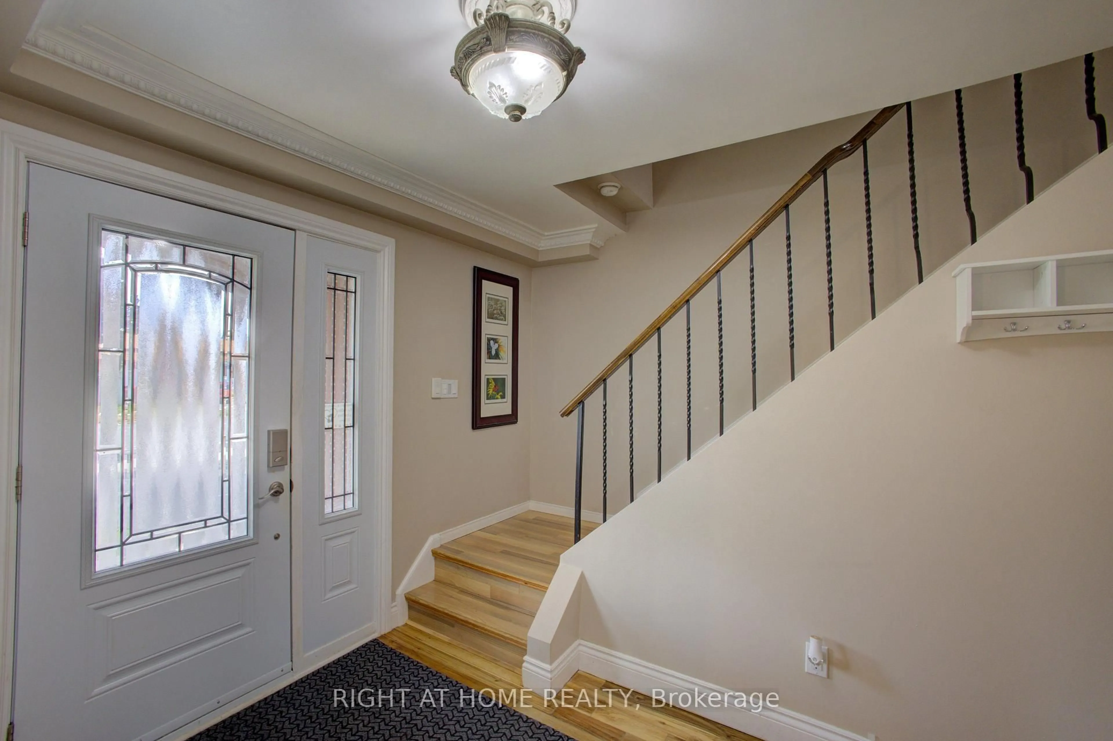 Indoor entryway for 3 Newton Dr, Orangeville Ontario L9W 3E3
