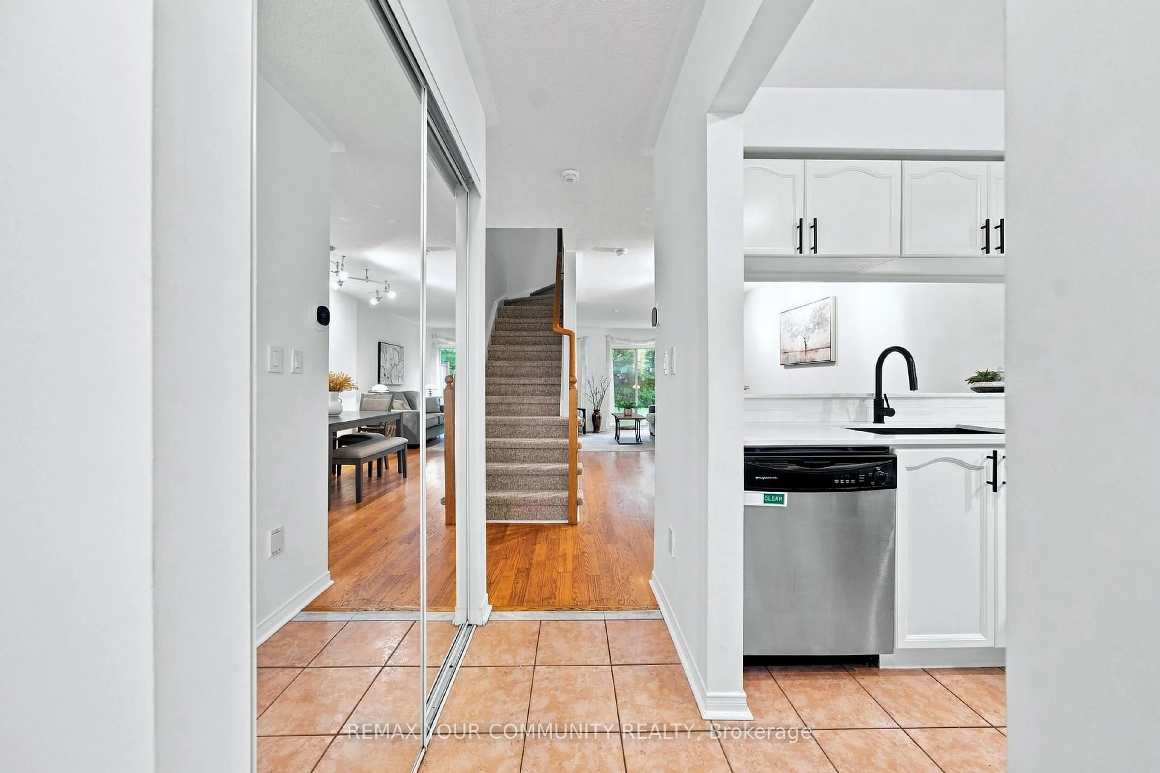 Open concept kitchen, ceramic/tile floor for 210 Manitoba St #11, Toronto Ontario M8Y 4G7