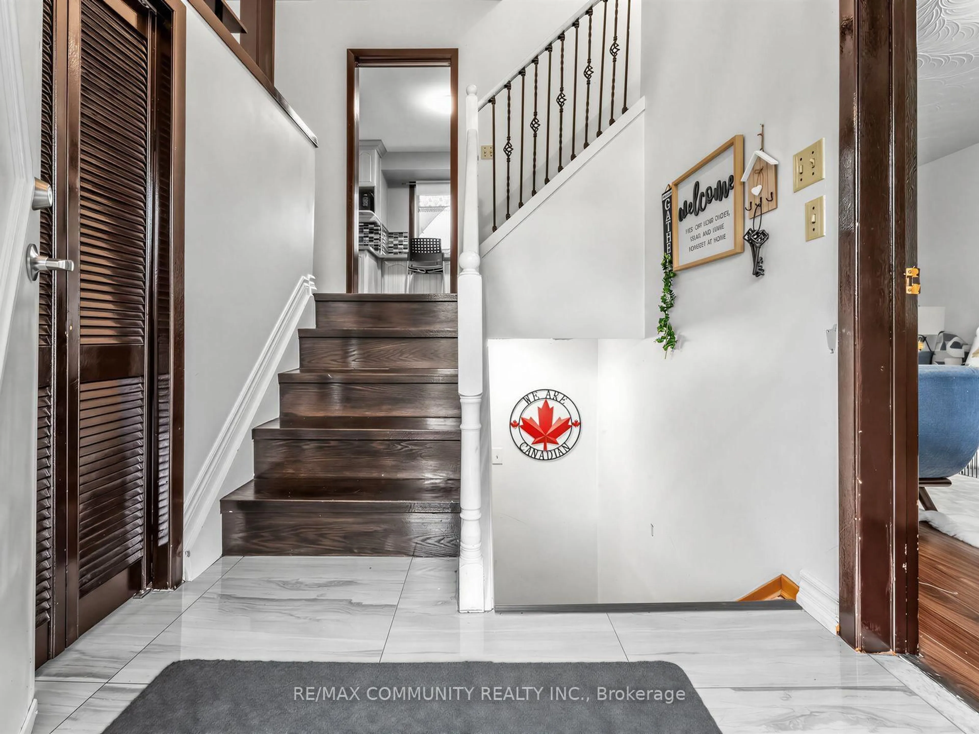 Indoor entryway for 1397 Charles Dr, Burlington Ontario L7P 2C8