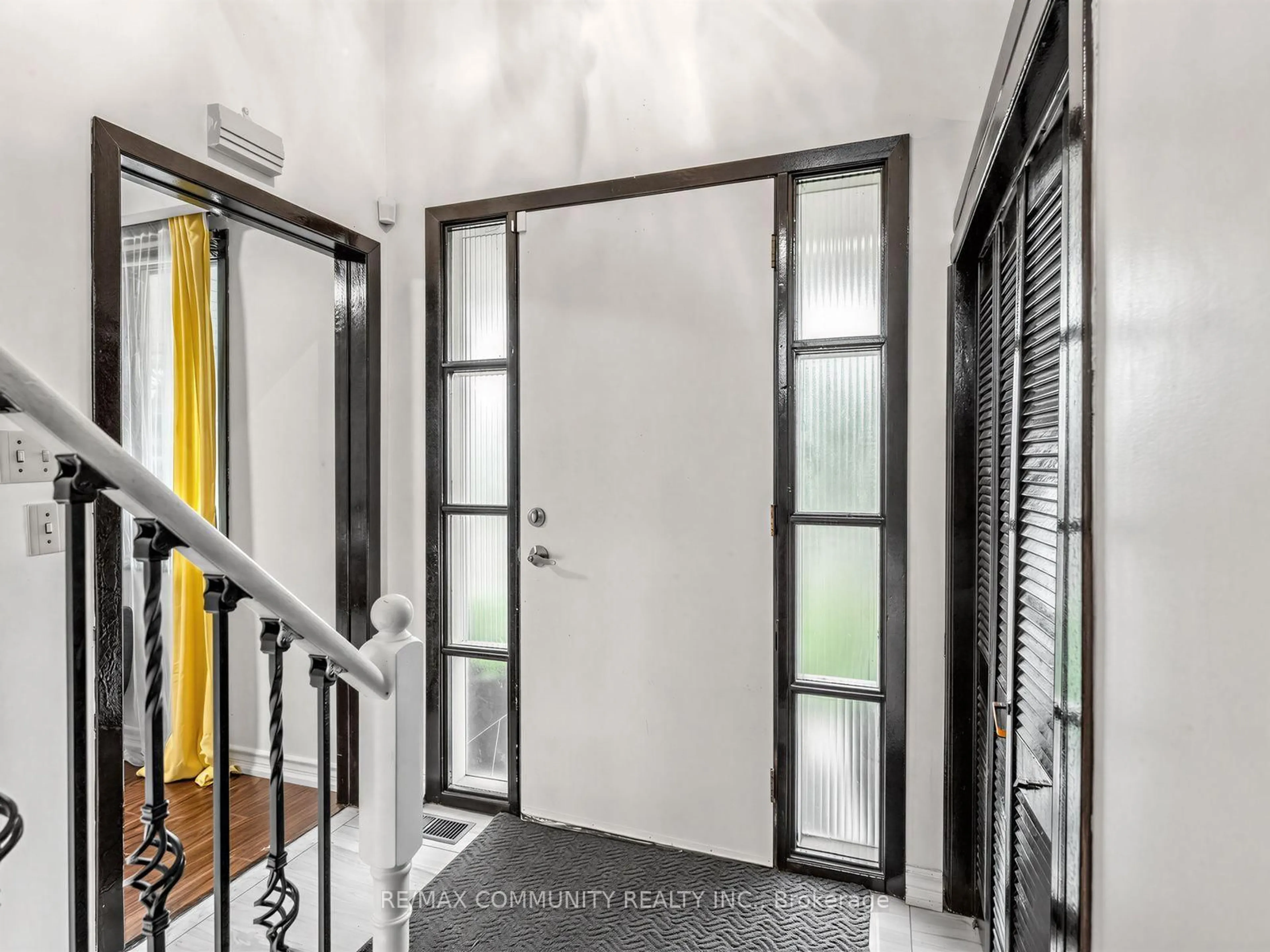 Indoor entryway for 1397 Charles Dr, Burlington Ontario L7P 2C8