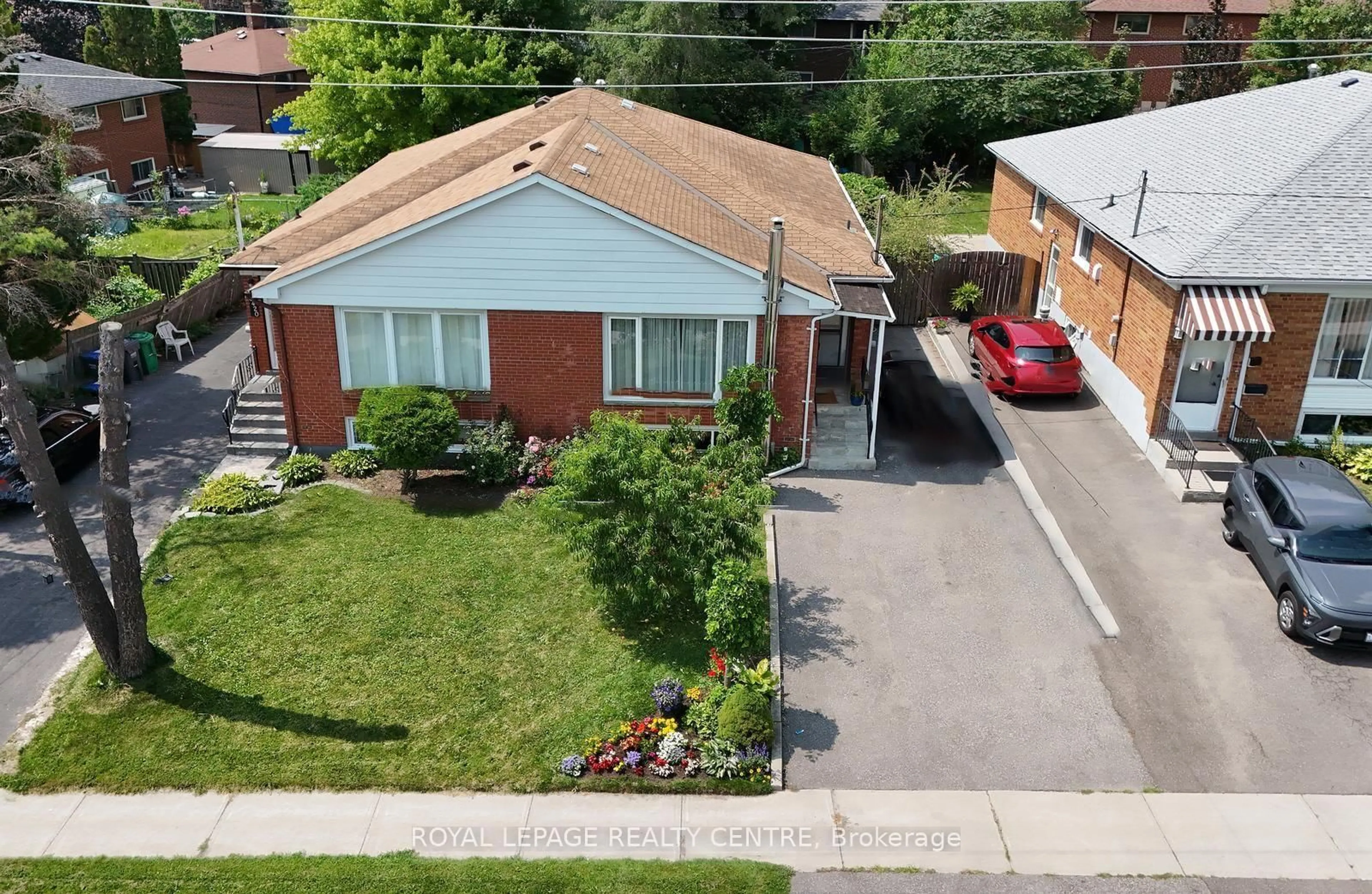A pic from outside/outdoor area/front of a property/back of a property/a pic from drone, street for 3422 Queenston Dr, Mississauga Ontario L5C 2G6