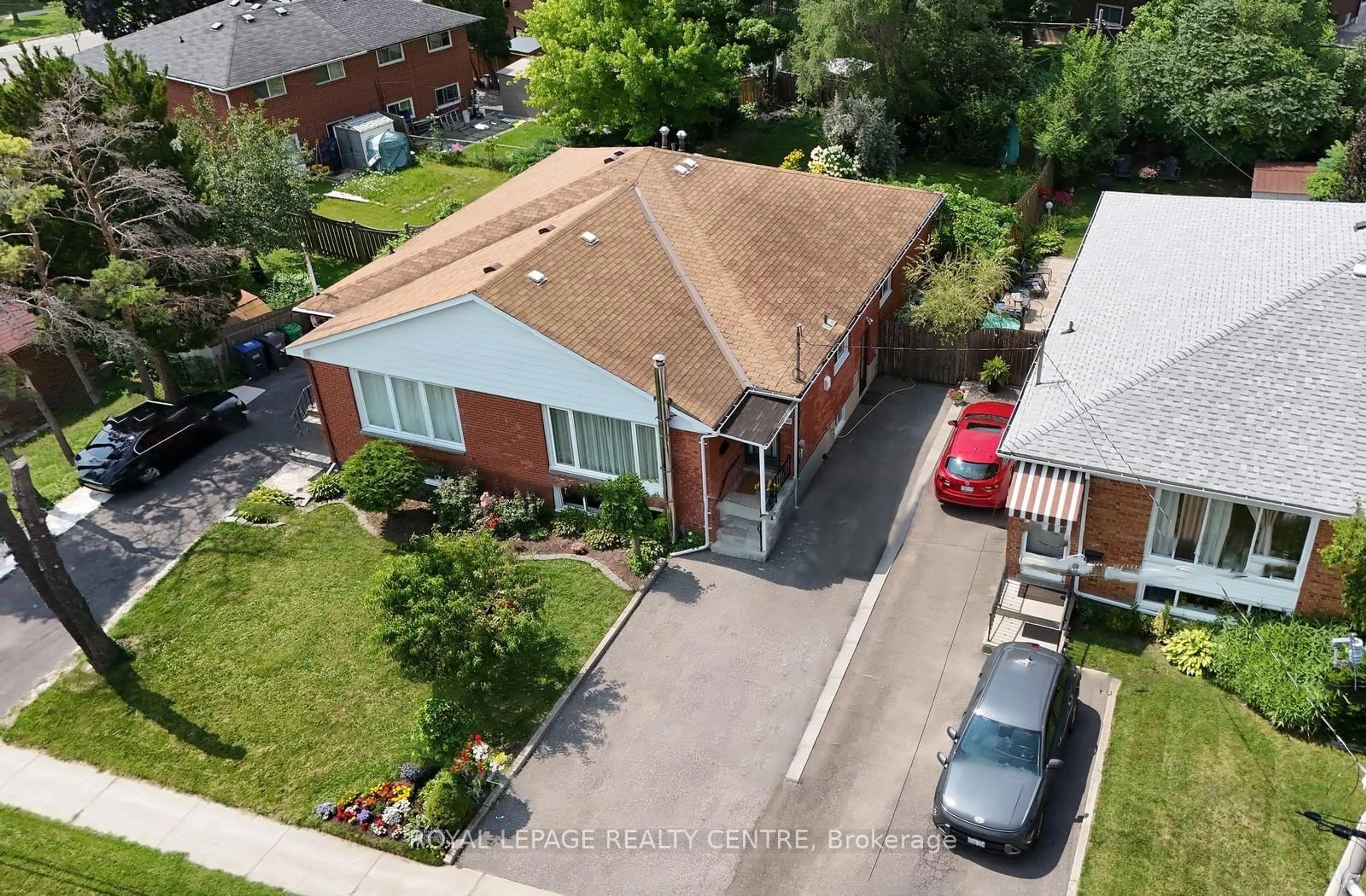 A pic from outside/outdoor area/front of a property/back of a property/a pic from drone, street for 3422 Queenston Dr, Mississauga Ontario L5C 2G6