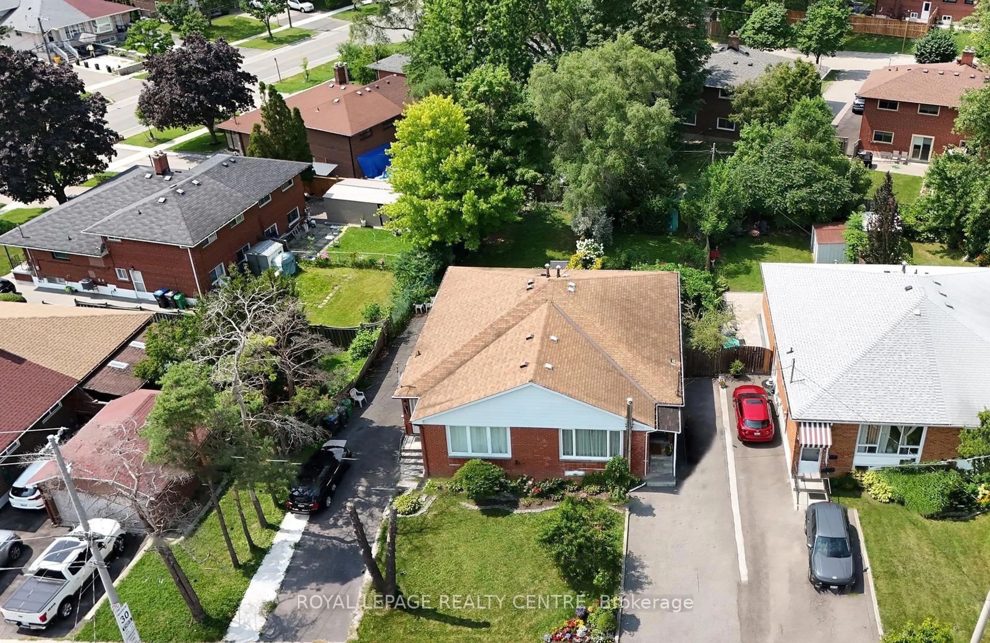 A pic from outside/outdoor area/front of a property/back of a property/a pic from drone, street for 3422 Queenston Dr, Mississauga Ontario L5C 2G6