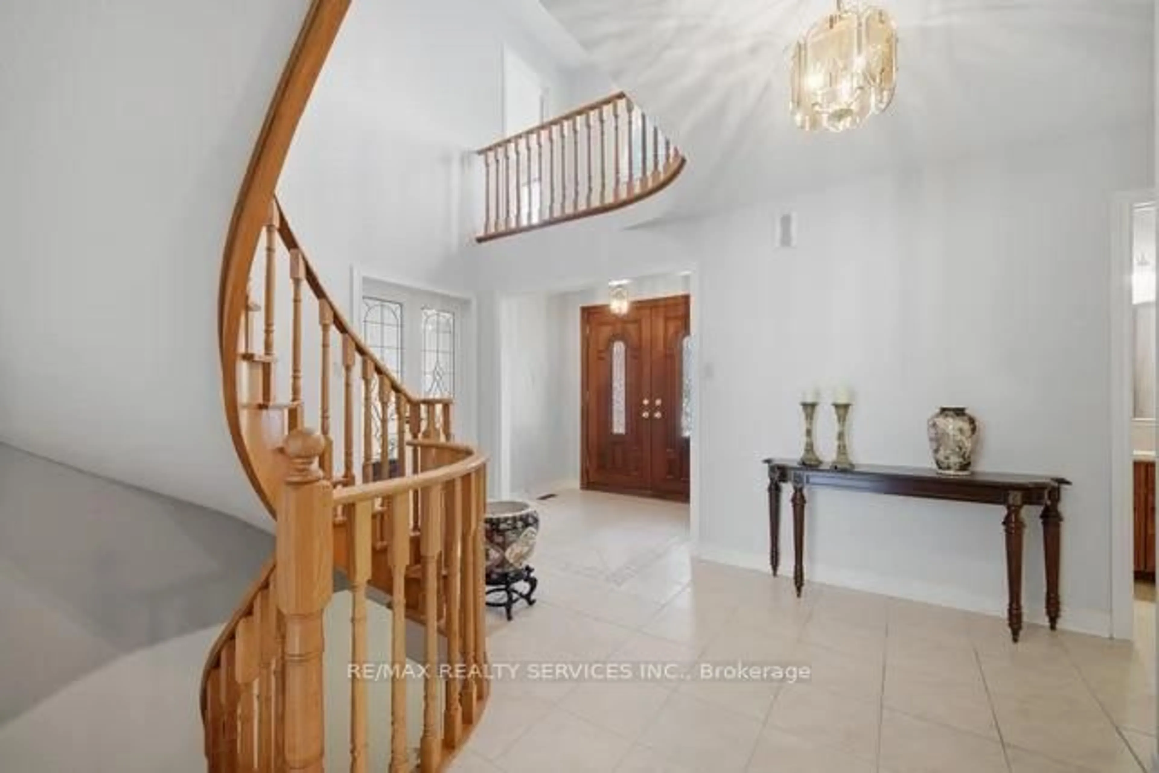 Indoor foyer for 49 Turtlecreek Blvd, Brampton Ontario L6W 3X8