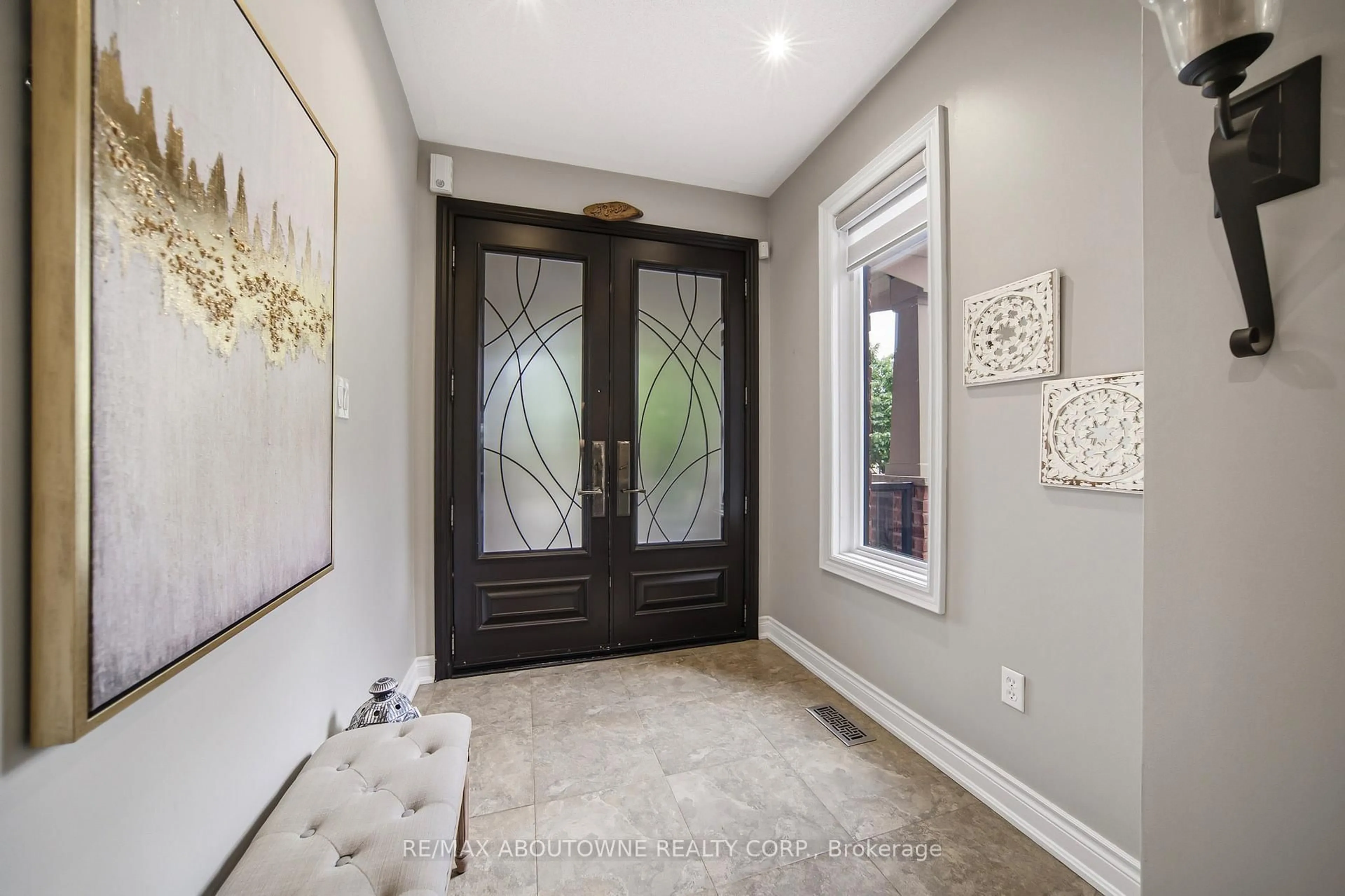Indoor entryway for 3408 Hideaway Pl, Mississauga Ontario L5M 0A7