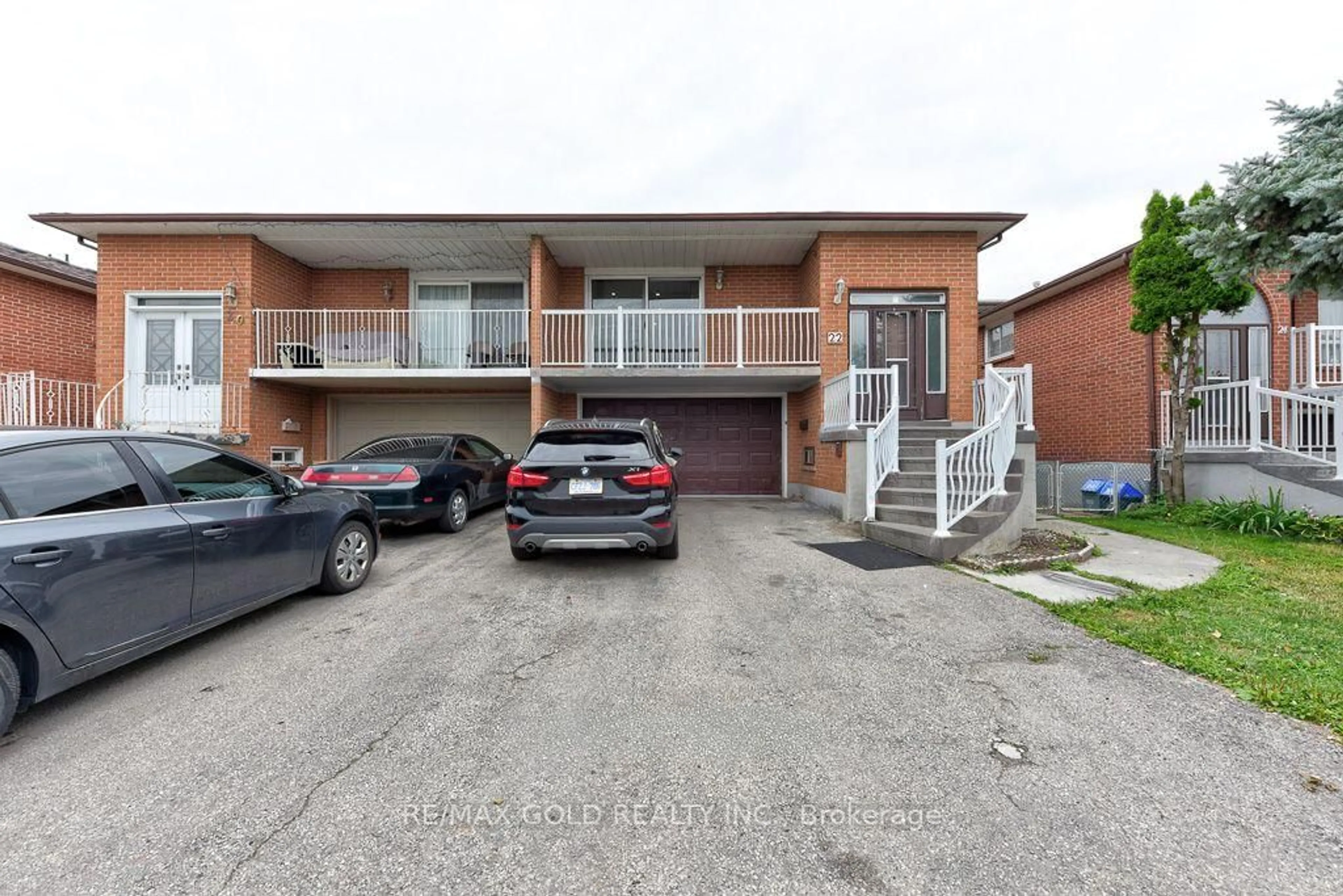 A pic from outside/outdoor area/front of a property/back of a property/a pic from drone, street for 22 Kittiwake Ave, Toronto Ontario M9V 4P6