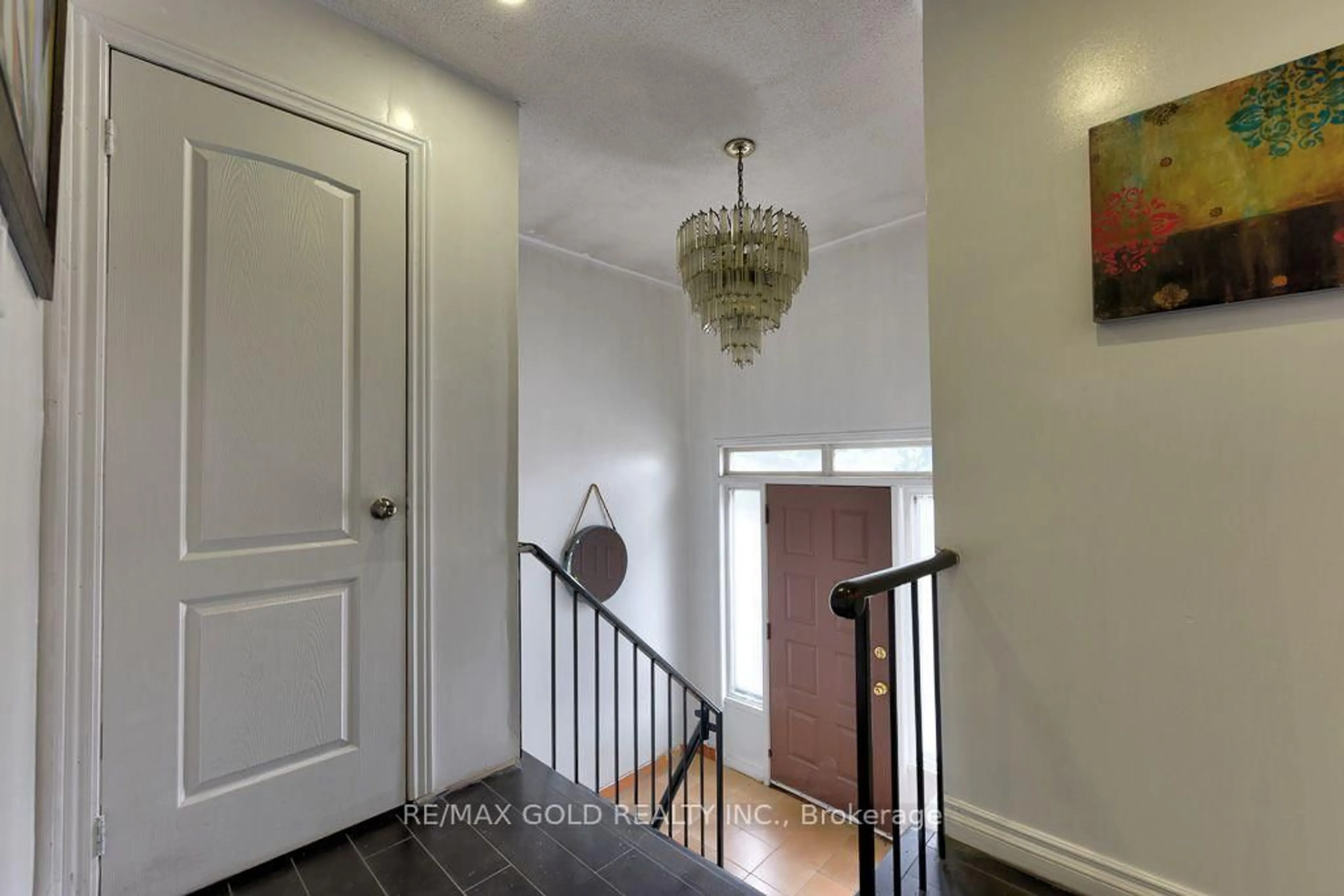 Indoor entryway for 22 Kittiwake Ave, Toronto Ontario M9V 4P6