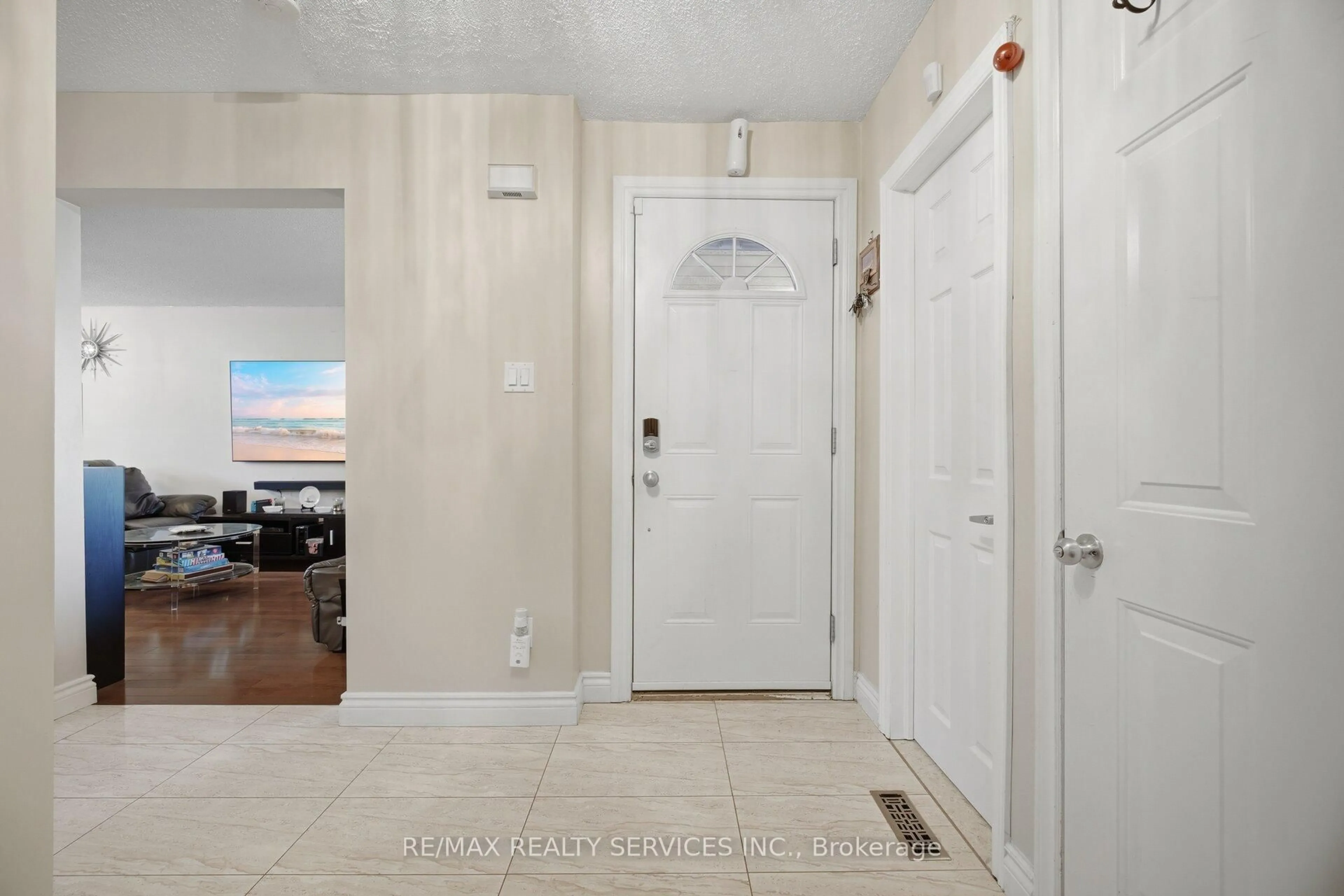 Indoor entryway for 16 Langholm Crt, Brampton Ontario L6Z 2Y1