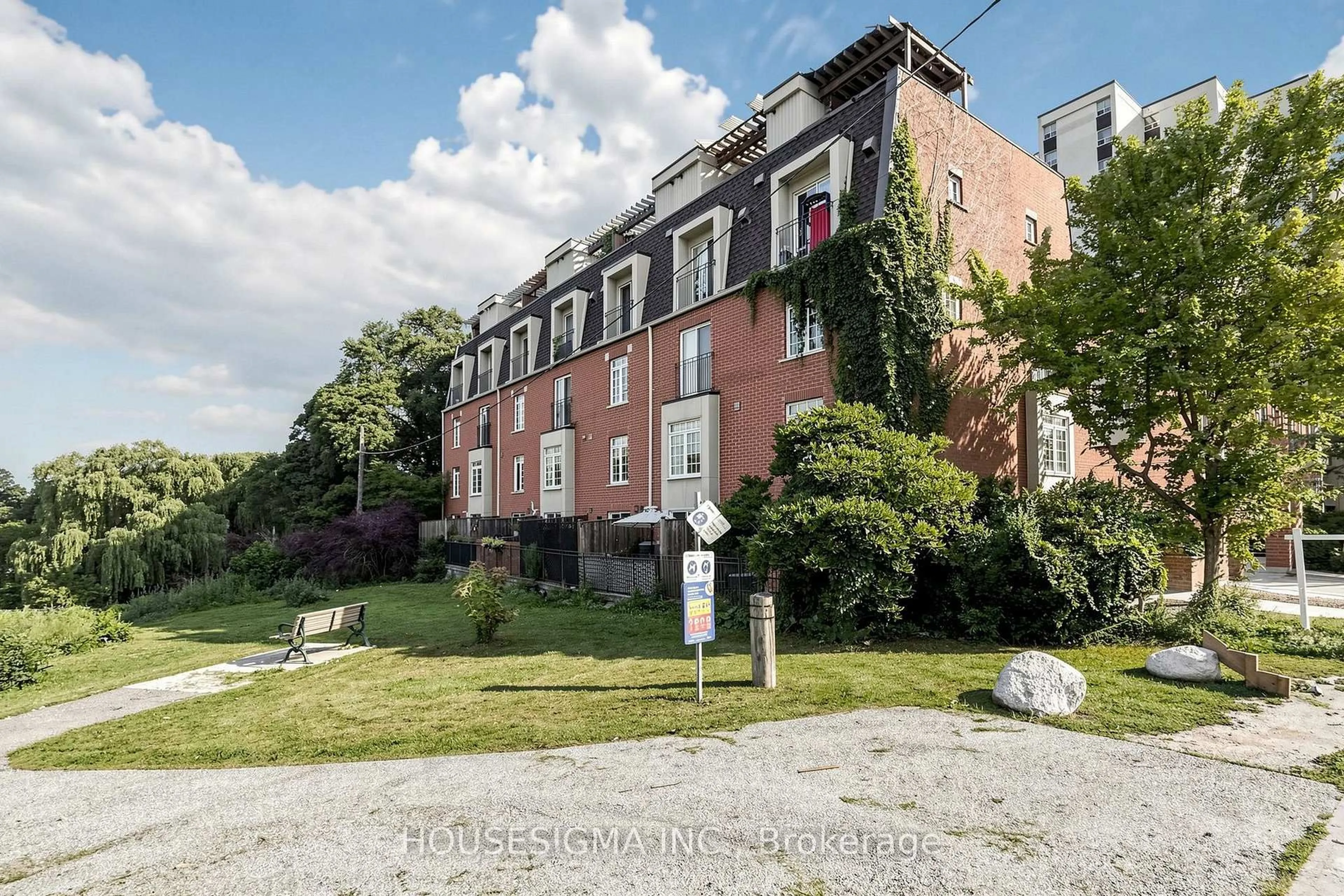 Unknown for 870 Jane St #106, Toronto Ontario M6N 4C2