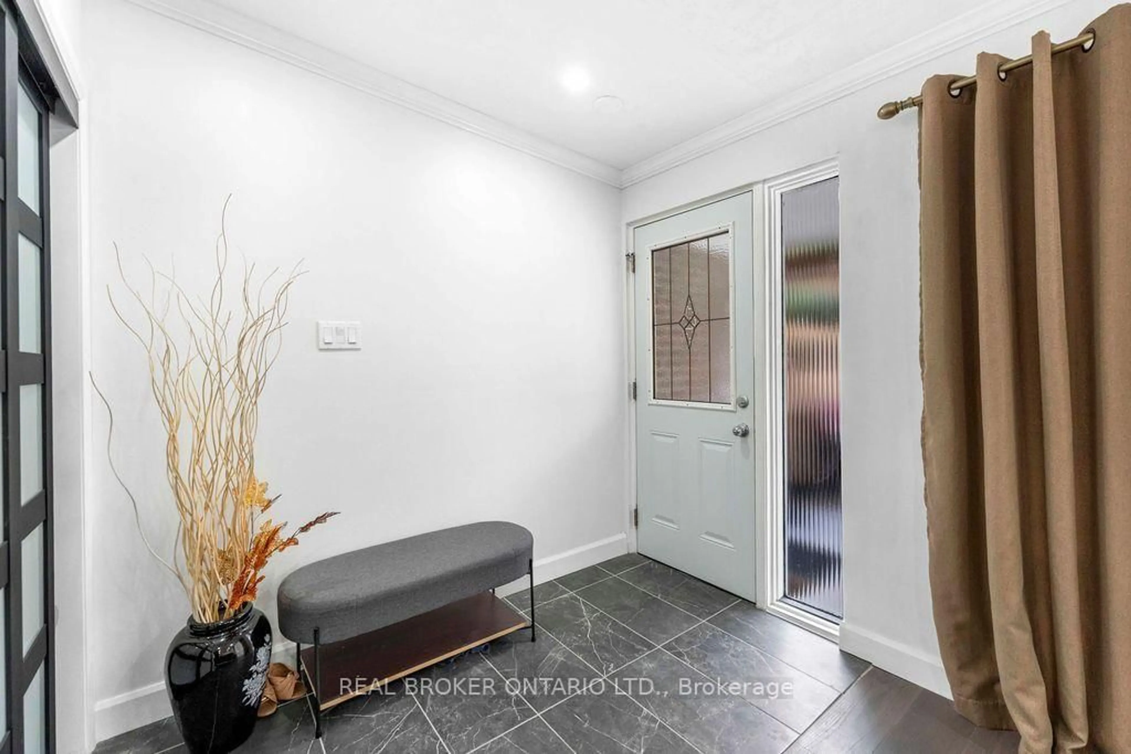 Indoor entryway for 1412 Seaview Dr, Mississauga Ontario L5J 1X5