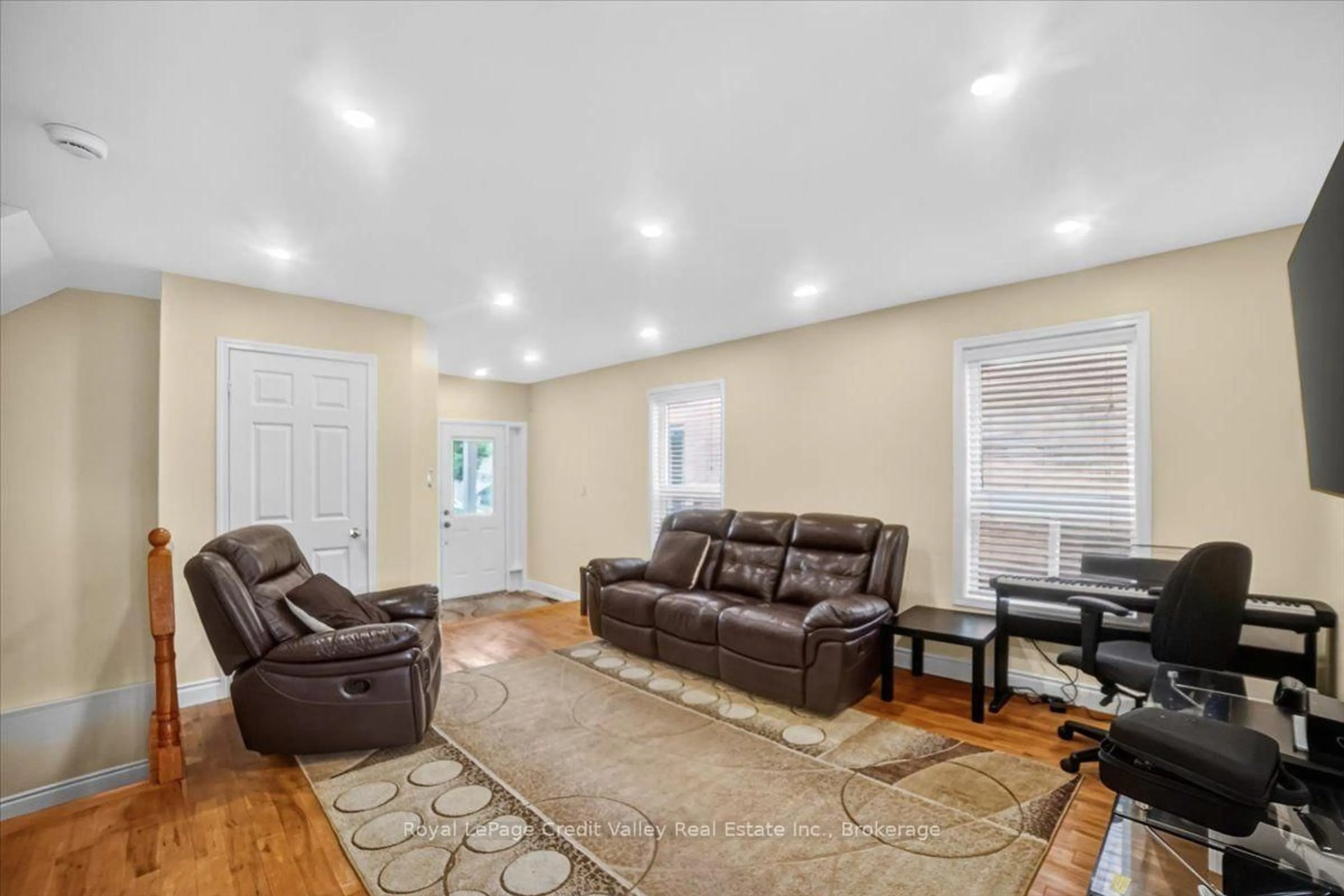 Living room with furniture, unknown for 43 Coppermill Dr, Brampton Ontario L7A 1N1