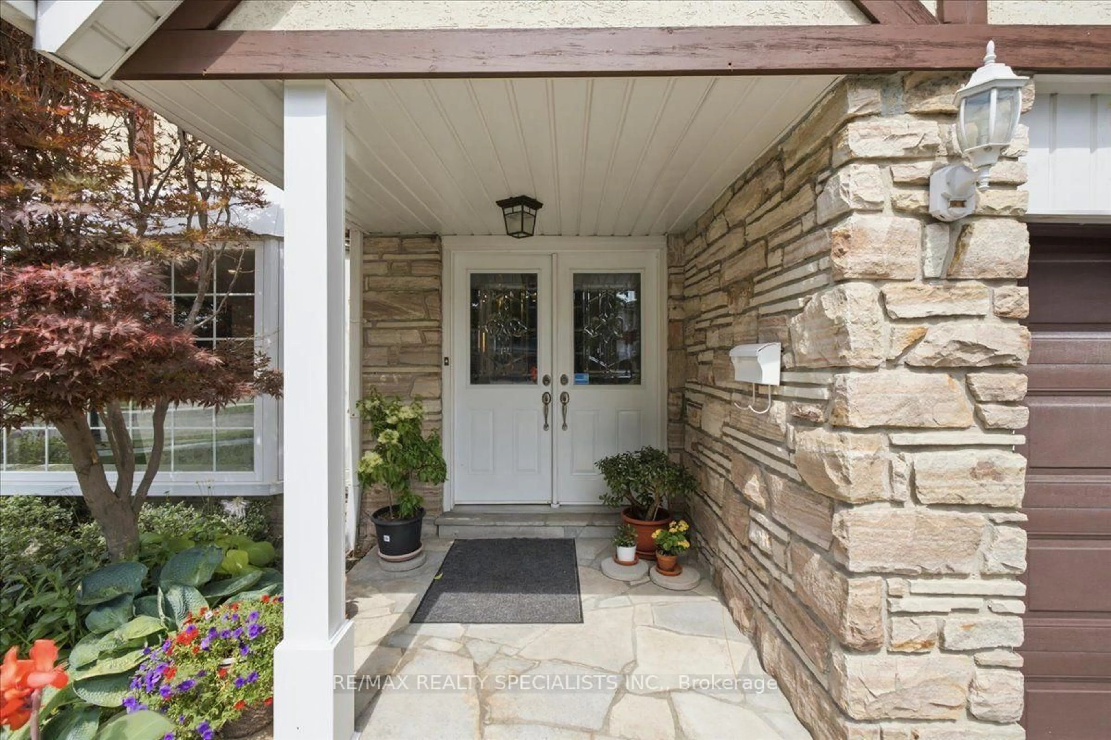 Indoor entryway for 1273 Winding Tr, Mississauga Ontario L4Y 2T9