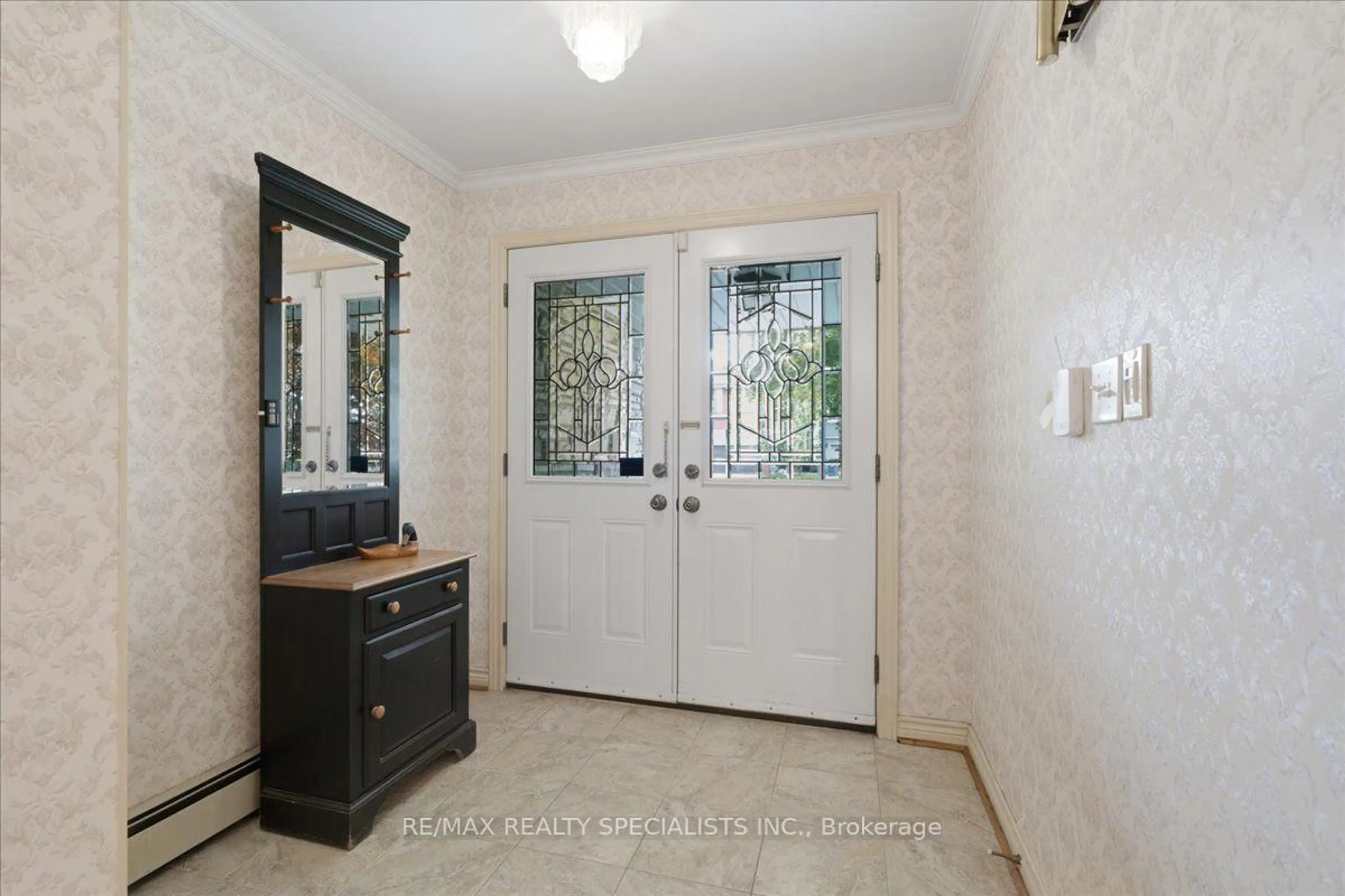 Indoor entryway for 1273 Winding Tr, Mississauga Ontario L4Y 2T9
