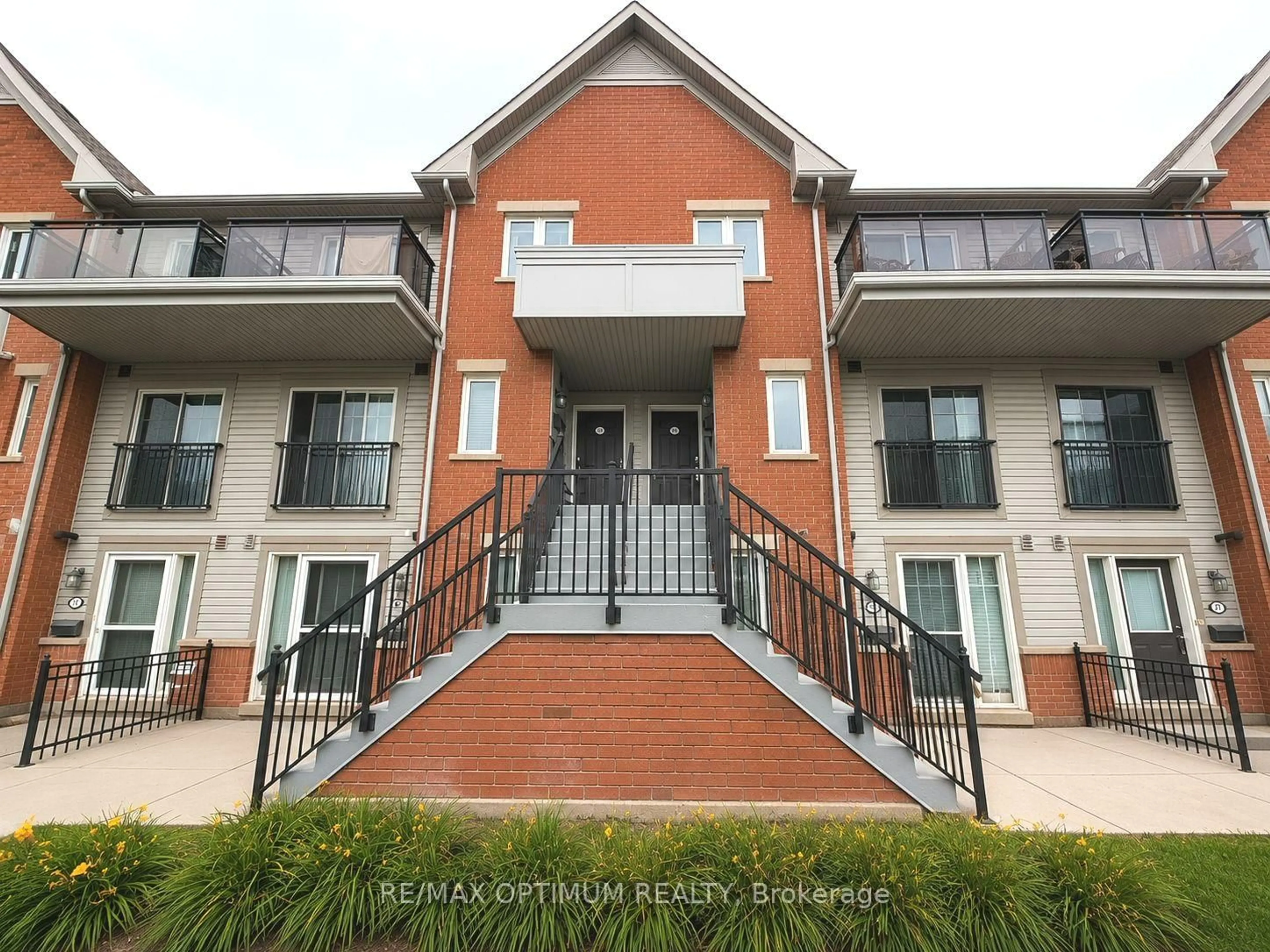 A pic from outside/outdoor area/front of a property/back of a property/a pic from drone, building for 4620 Guildwood Way #17, Mississauga Ontario L5R 4H5