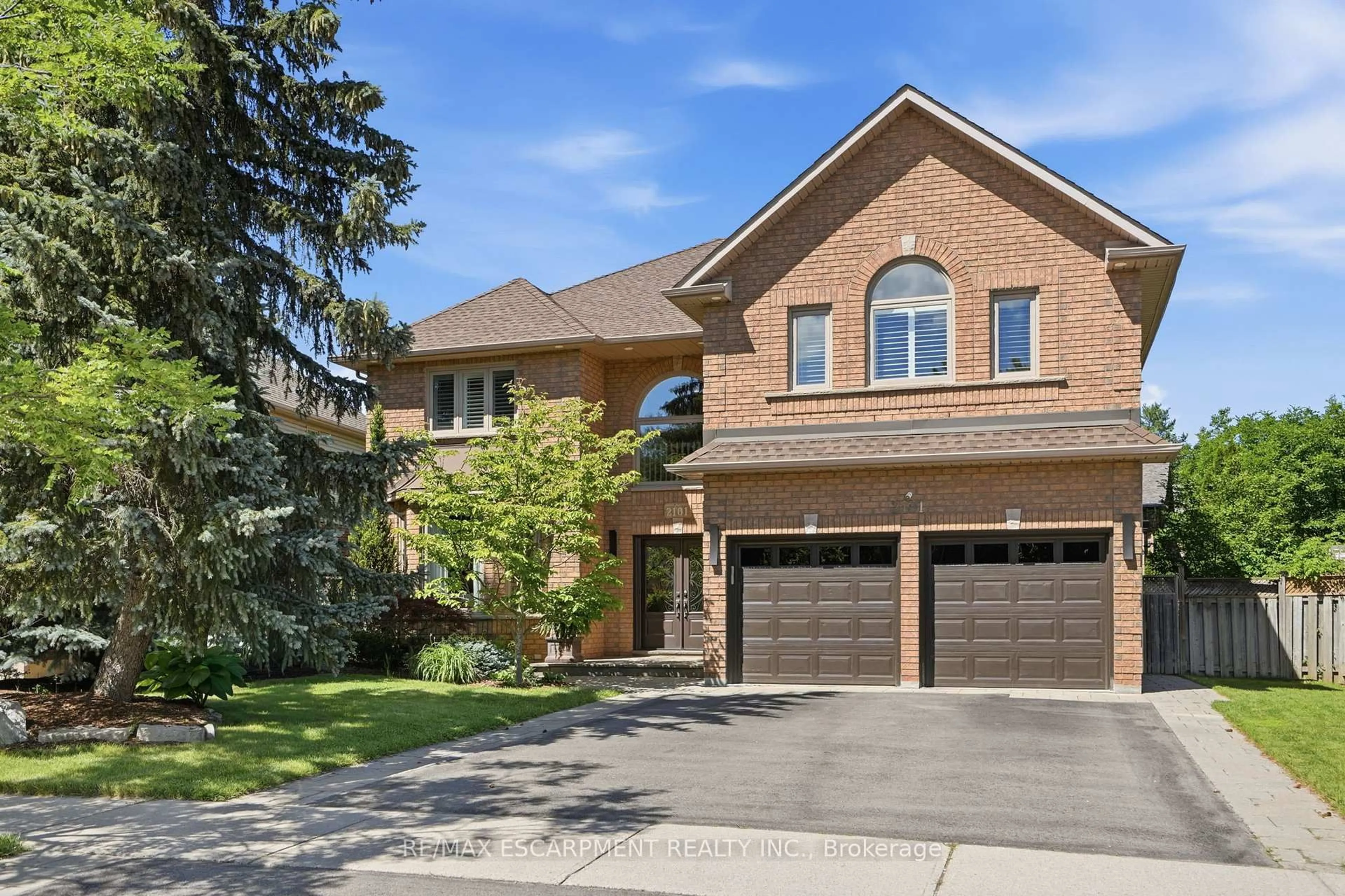 Home with brick exterior material, street for 2101 Westoak Trails Blvd, Oakville Ontario L6M 3L2