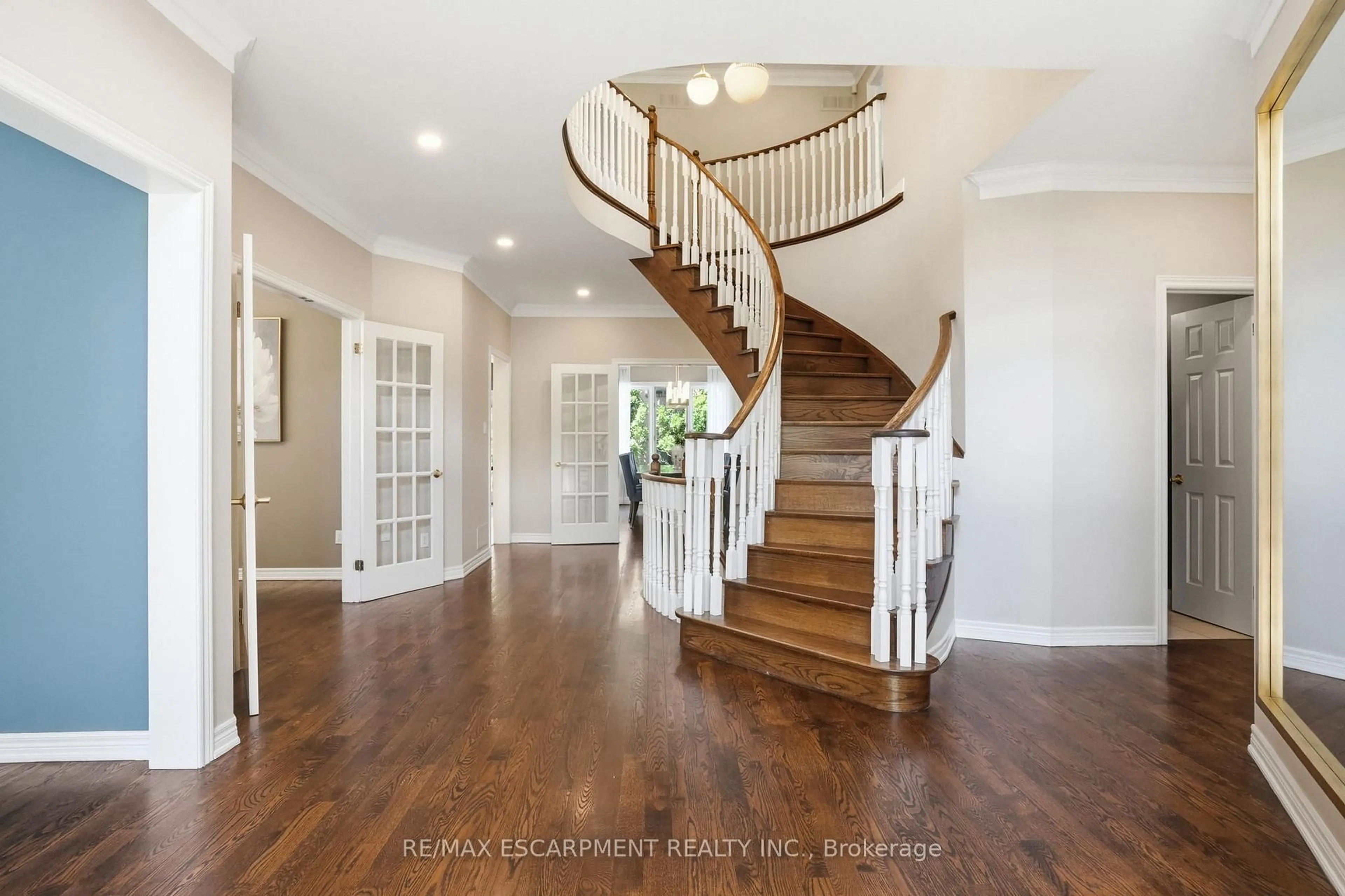 Indoor entryway for 2101 Westoak Trails Blvd, Oakville Ontario L6M 3L2