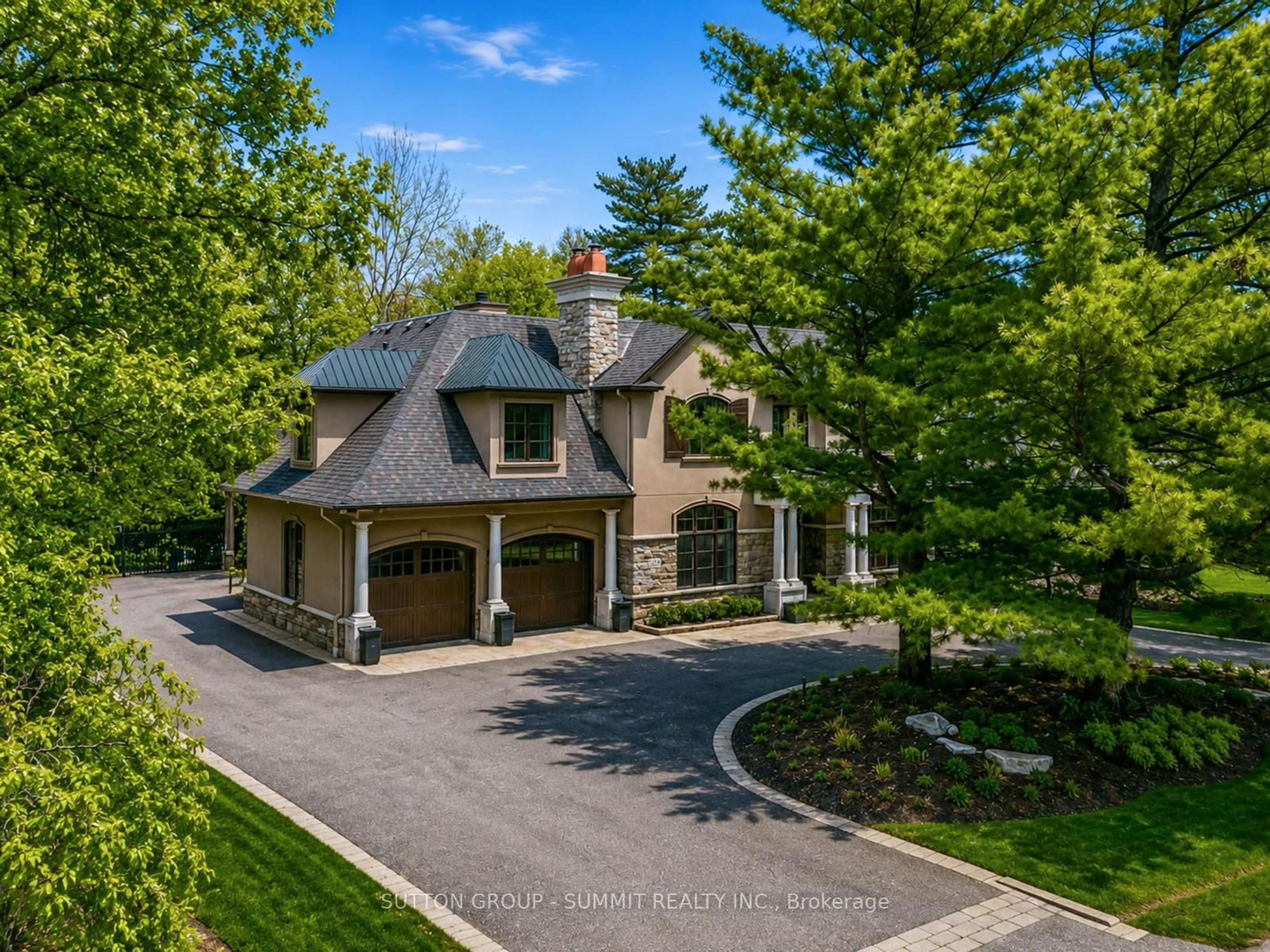 A pic from outside/outdoor area/front of a property/back of a property/a pic from drone, street for 217 Eastcourt Rd, Oakville Ontario L6J 4Y5