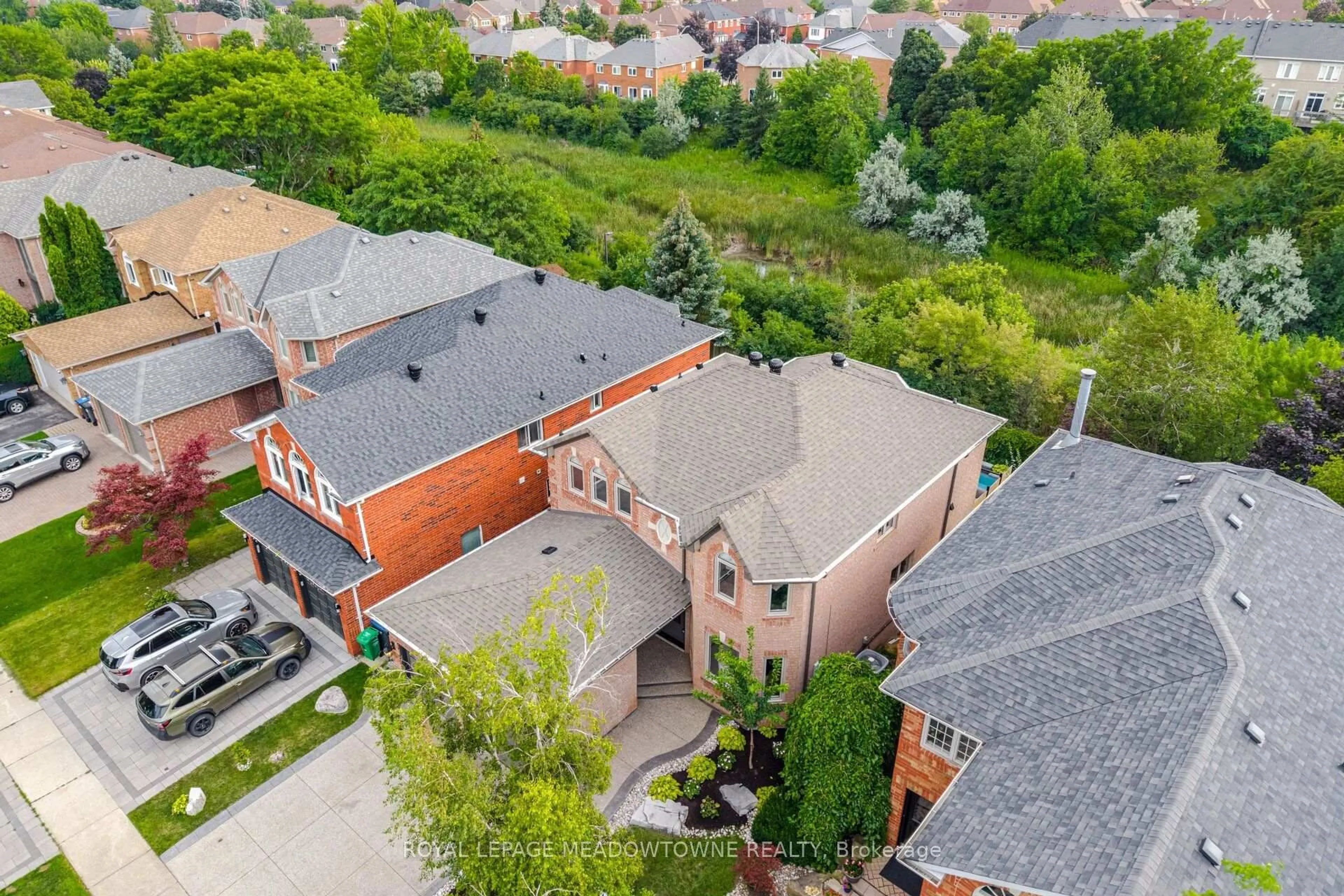 A pic from outside/outdoor area/front of a property/back of a property/a pic from drone, unknown for 6878 Summer Heights Dr, Mississauga Ontario L5N 7E9