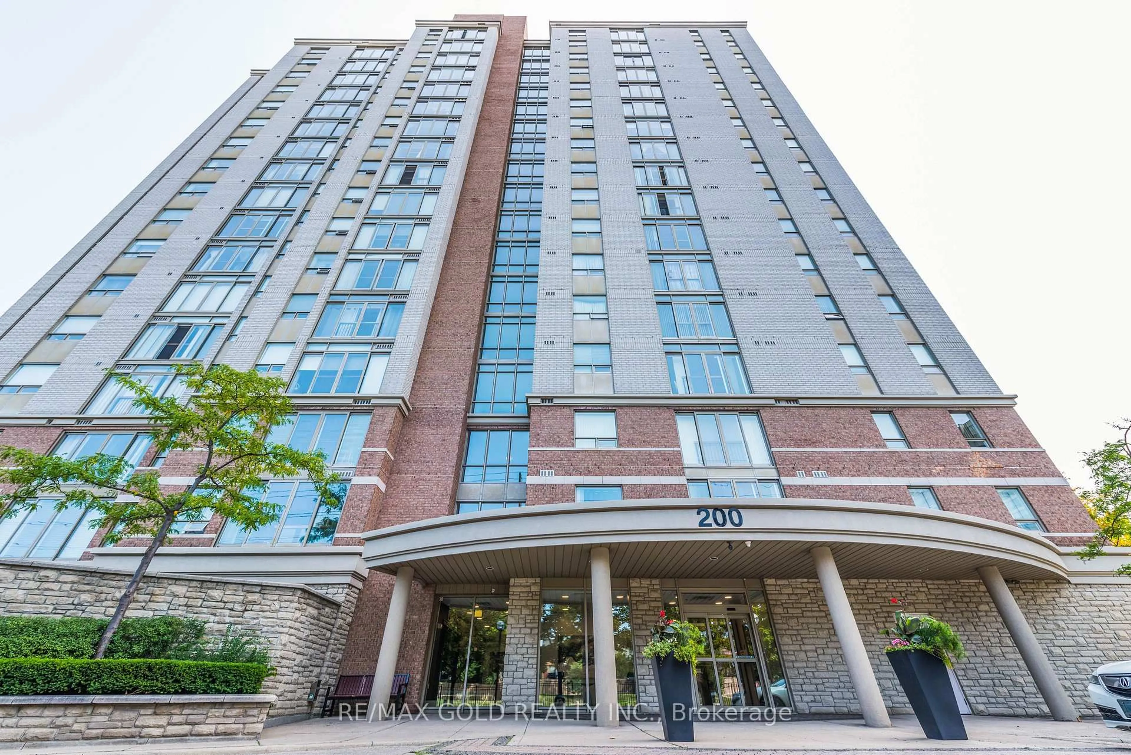 Indoor foyer for 200 Burnhamthorpe Rd #1003, Mississauga Ontario L5A 4L4