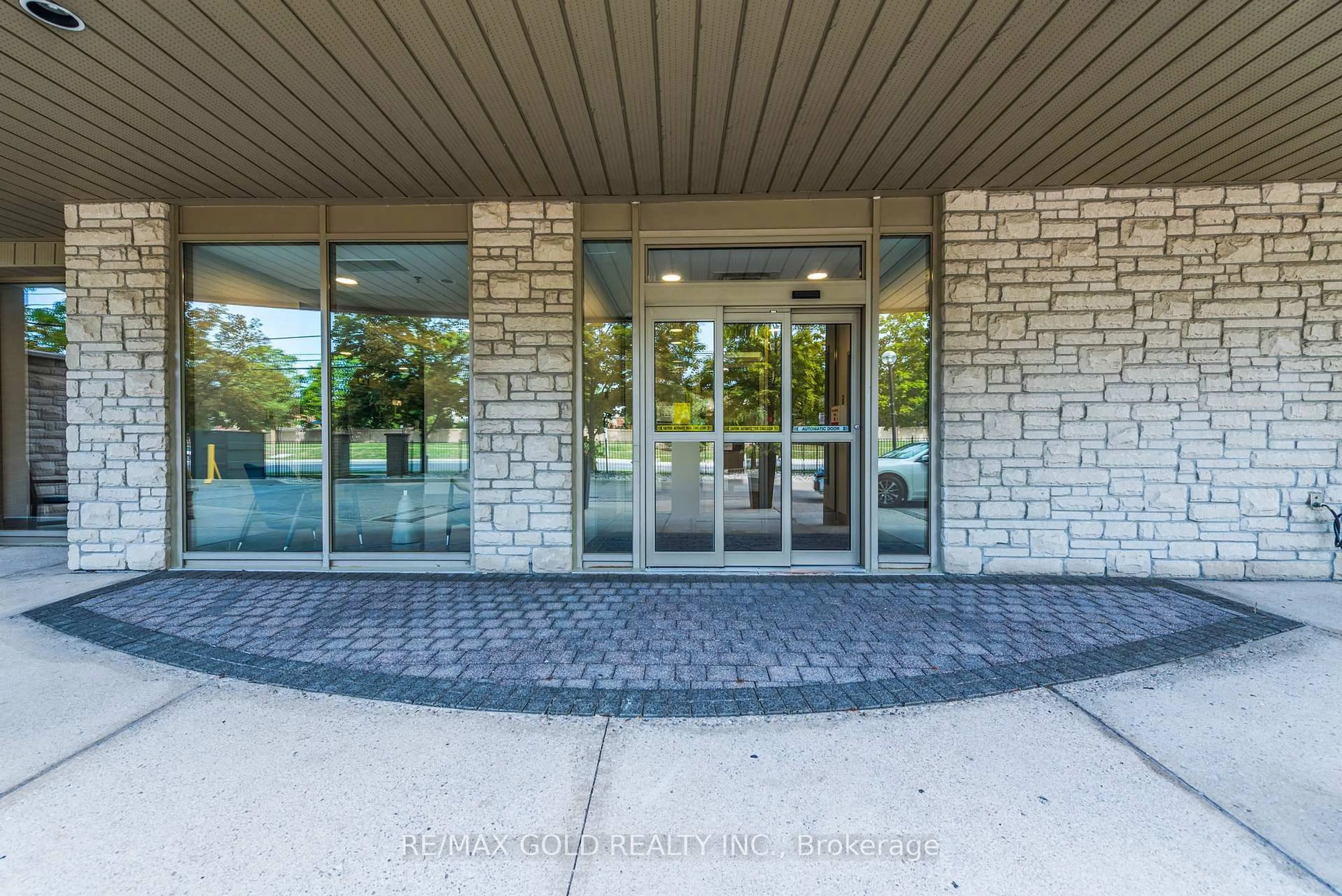 Indoor foyer for 200 Burnhamthorpe Rd #1003, Mississauga Ontario L5A 4L4