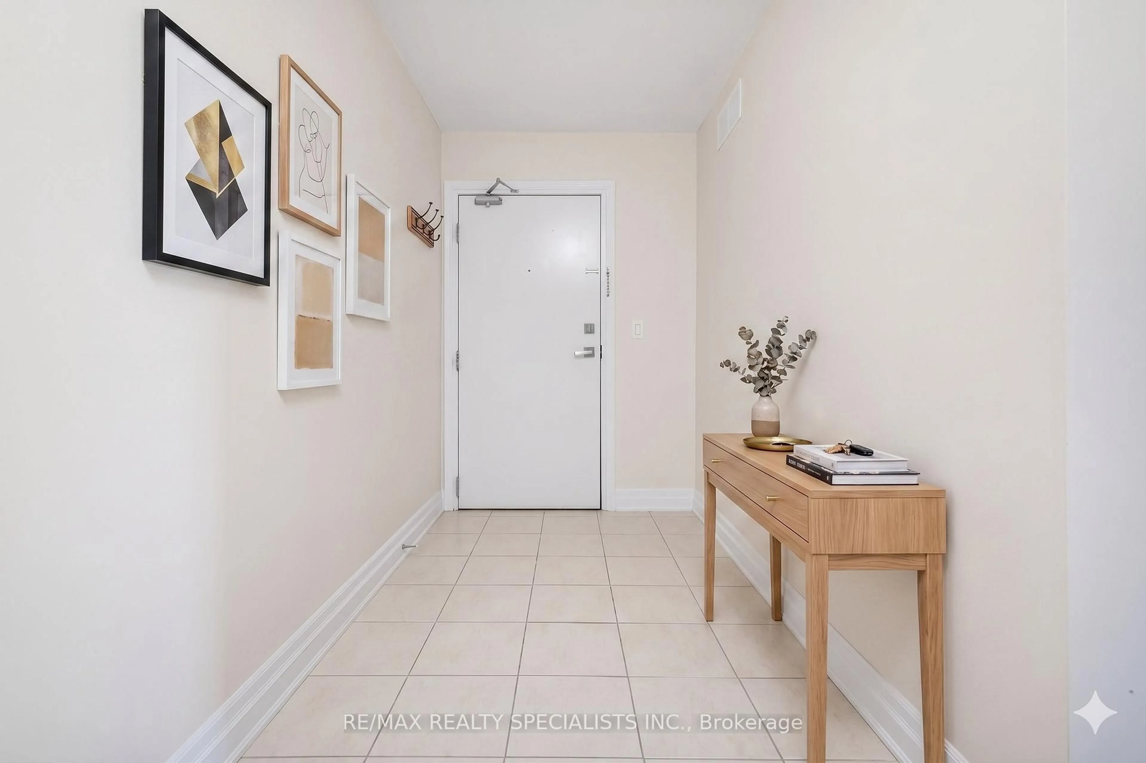 Indoor entryway for 1045 Nadalin Hts #209, Milton Ontario L9T 8R5