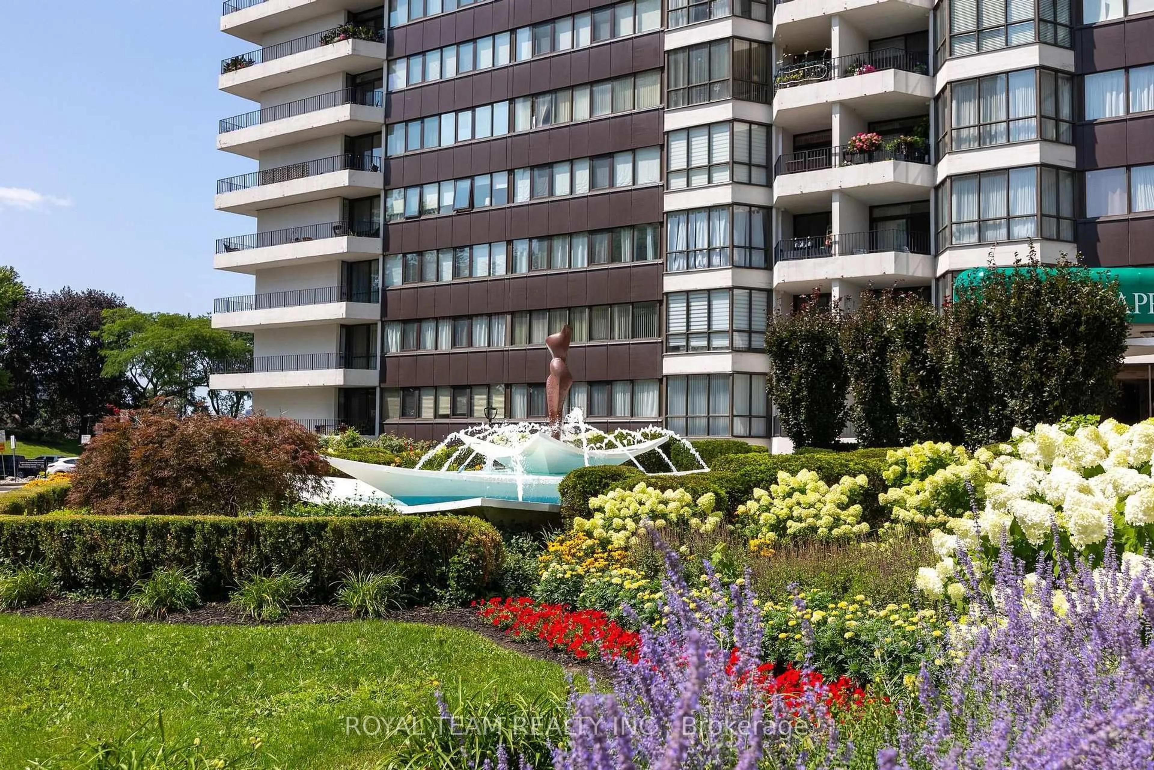 Patio, water/lake/river/ocean view for 1333 Bloor St #2004, Mississauga Ontario L4Y 3T6