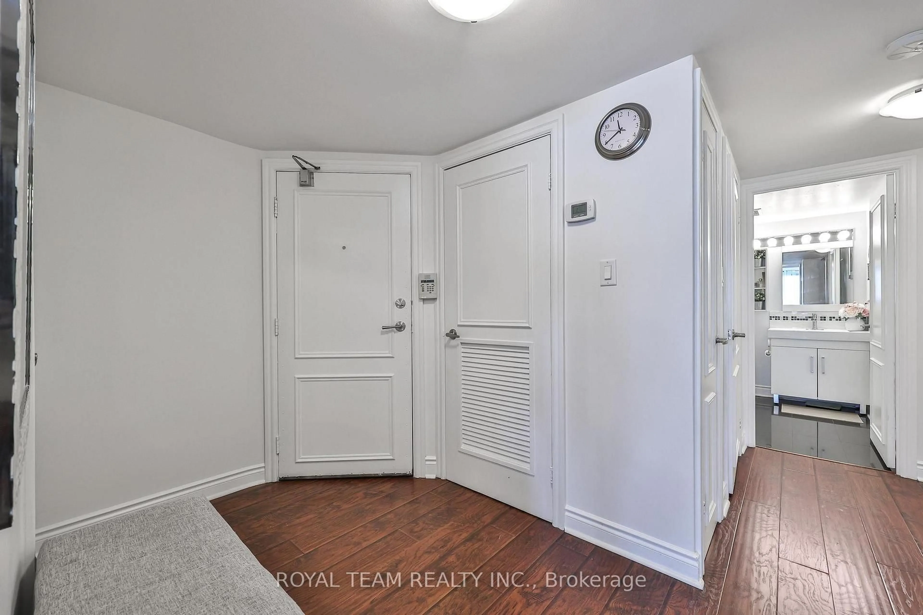 Indoor entryway for 1333 Bloor St #2004, Mississauga Ontario L4Y 3T6